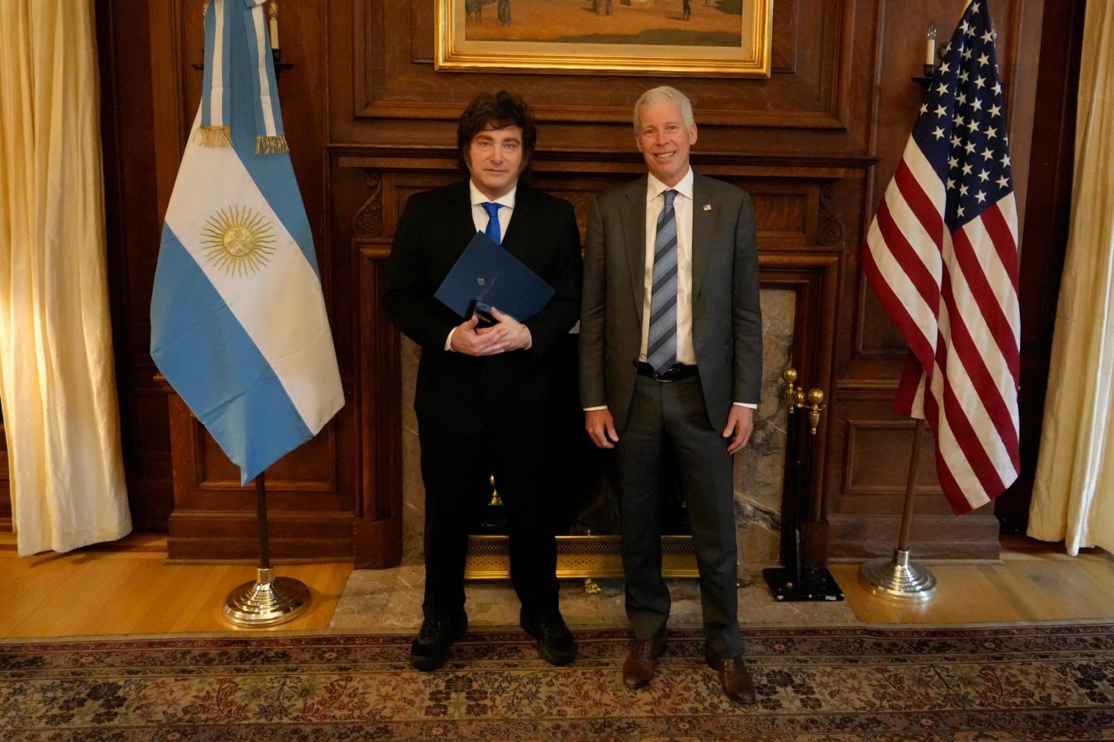 El presidente Javier Milei, junto al secretario de Energía de Estados Unidos, Chris Wright, en la
embajada argentina en Washington.