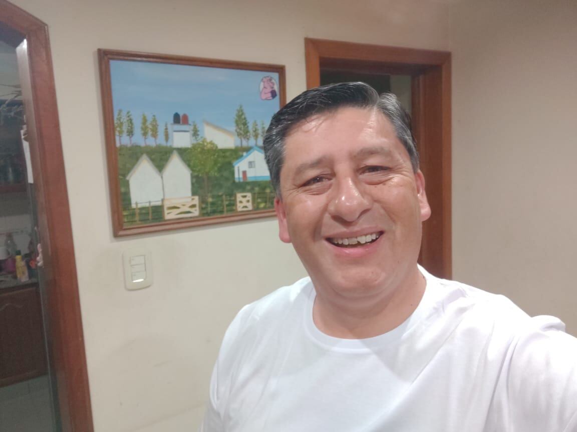 Pedro Barrios, con un cuadro pintado por su hija cuando tenía 10 años