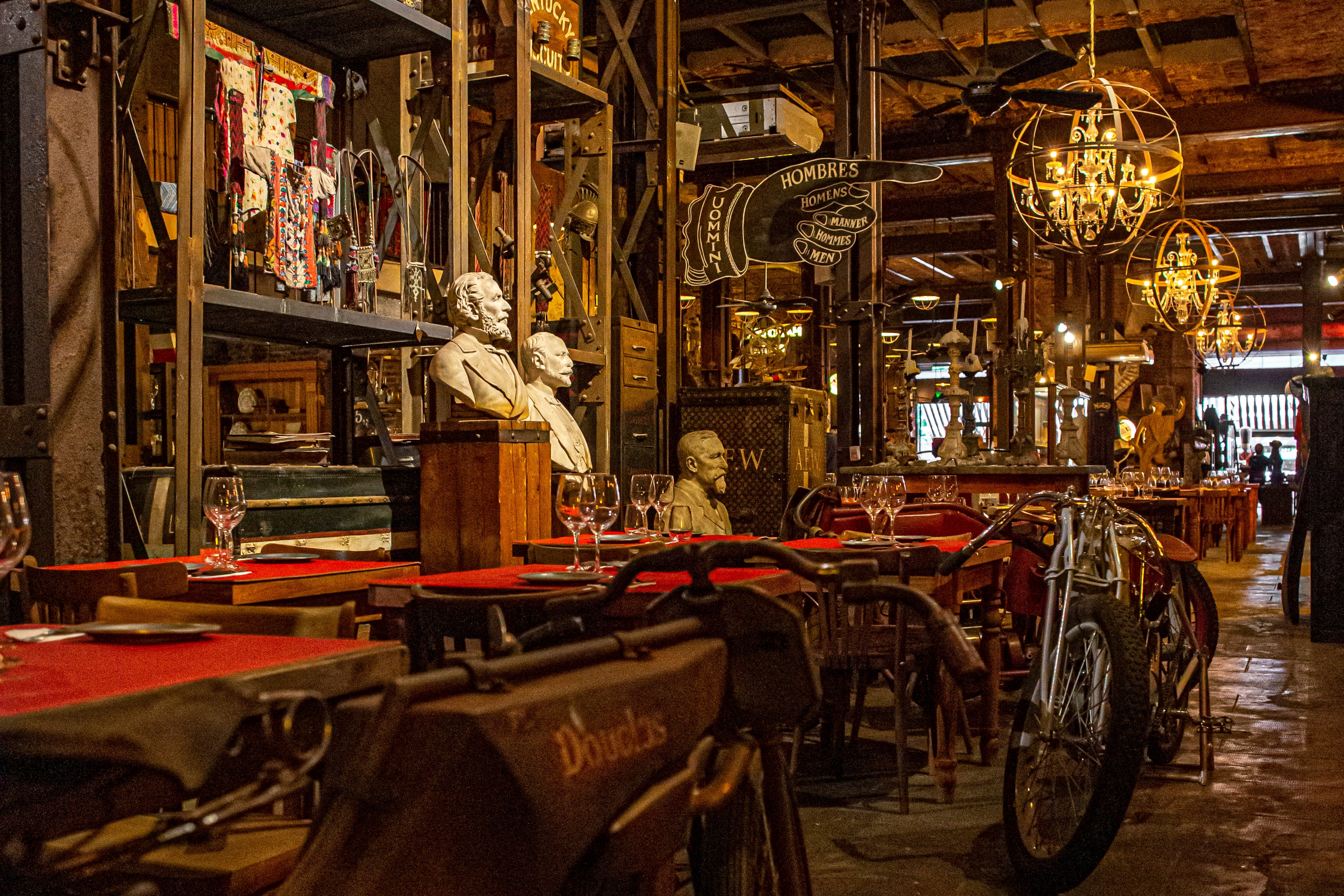 El salón de más de 2.000 m² exhibe autos antiguos, motos, muebles, vitrinas, candelabros, balanzas y piezas de colección
