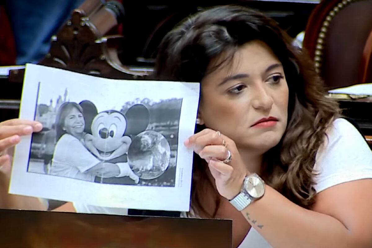 Sabrina Selva (UxP) mostró una foto de Patricia Bullrich junto a Mickey Mouse hecha con inteligencia artificial