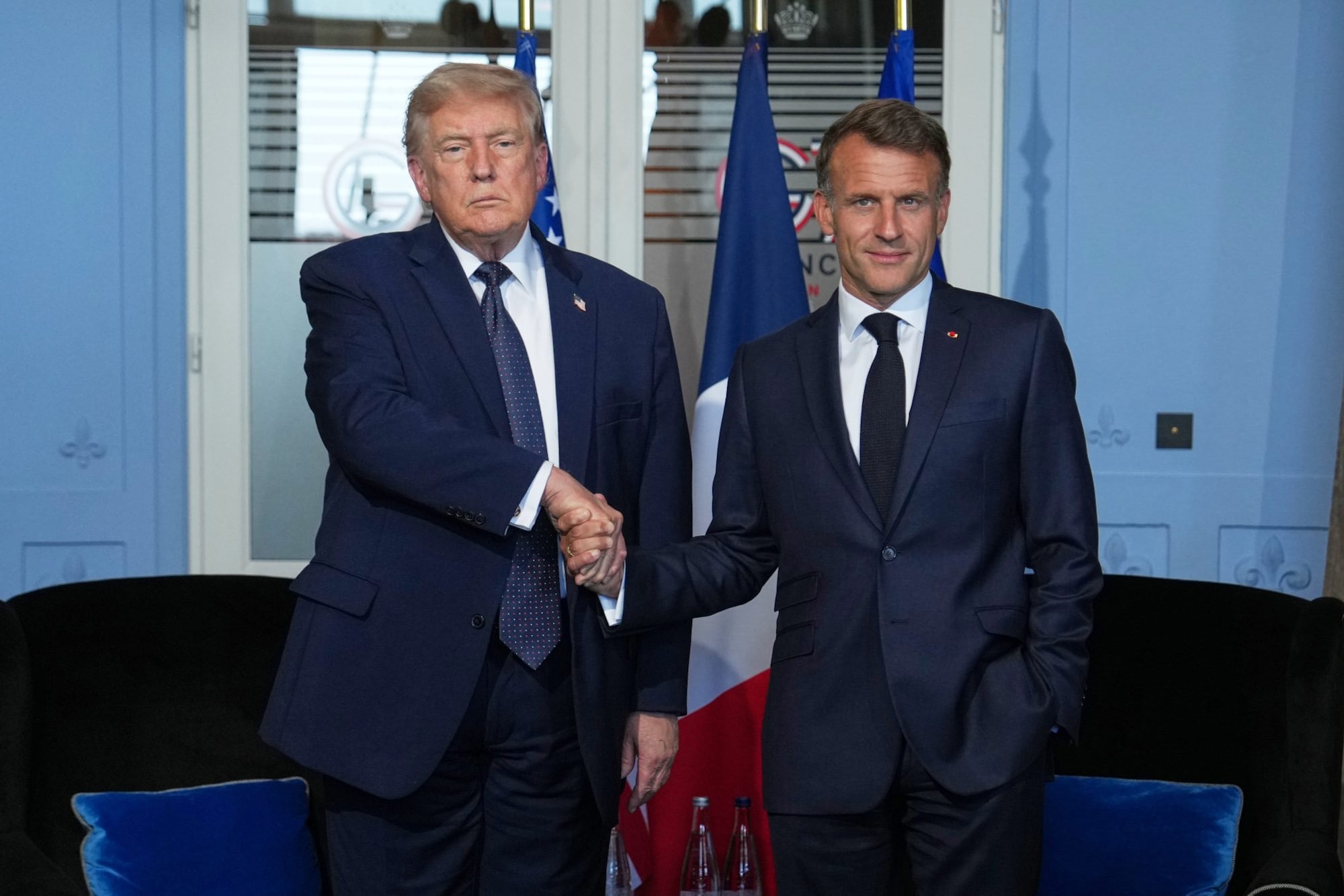 Las perlitas de Trump con el matrimonio Macron: del apretón incómodo a las bromas fuera de protocolo