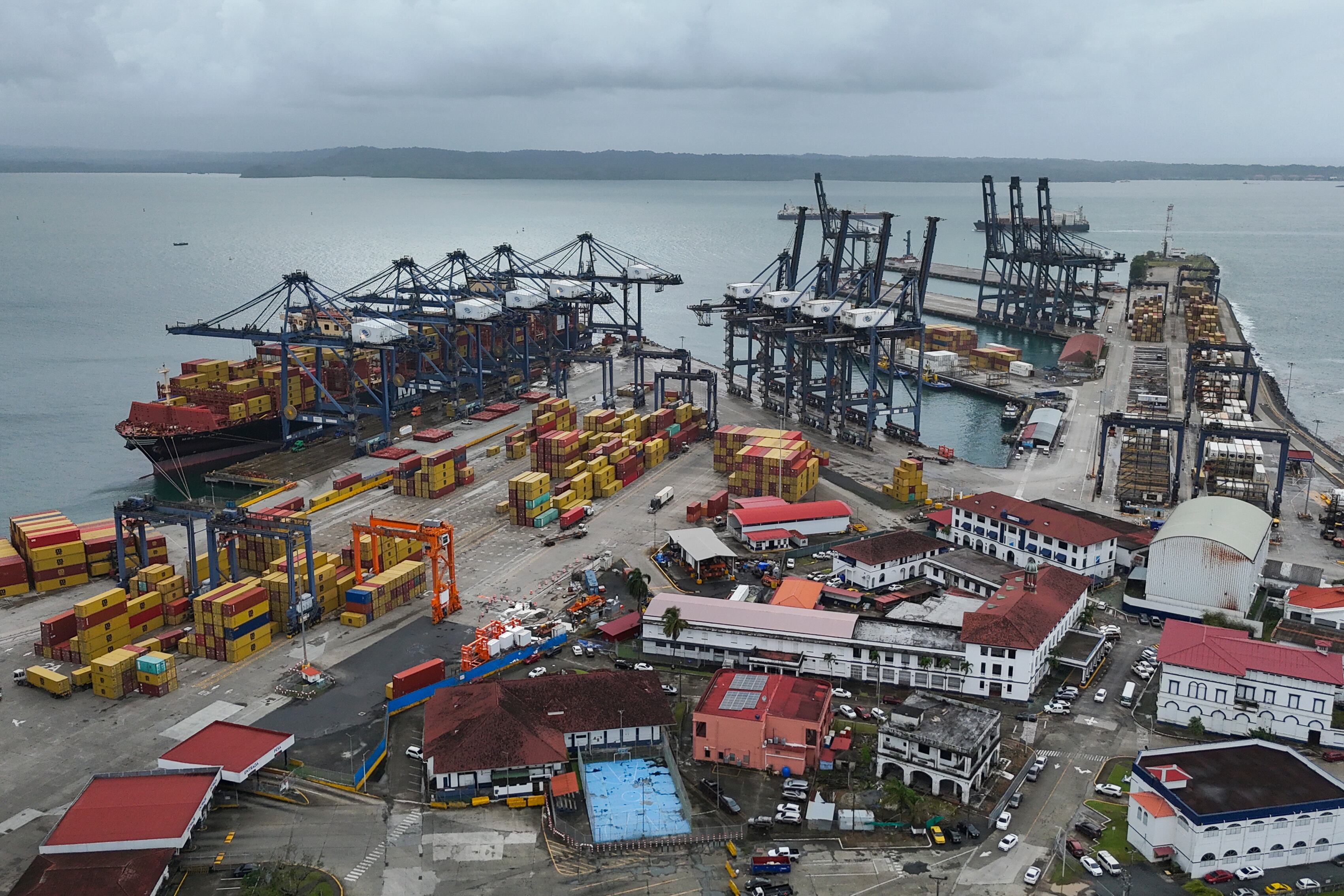 ARCHIVO - Grúas cargan y descargan contenedores de mercantes en puerto Cristóbal, operado por Panama Ports Company, en Colón, Panamá, el 6 de febrero de 2026. (AP Foto/Matías Delacroix, archivo)