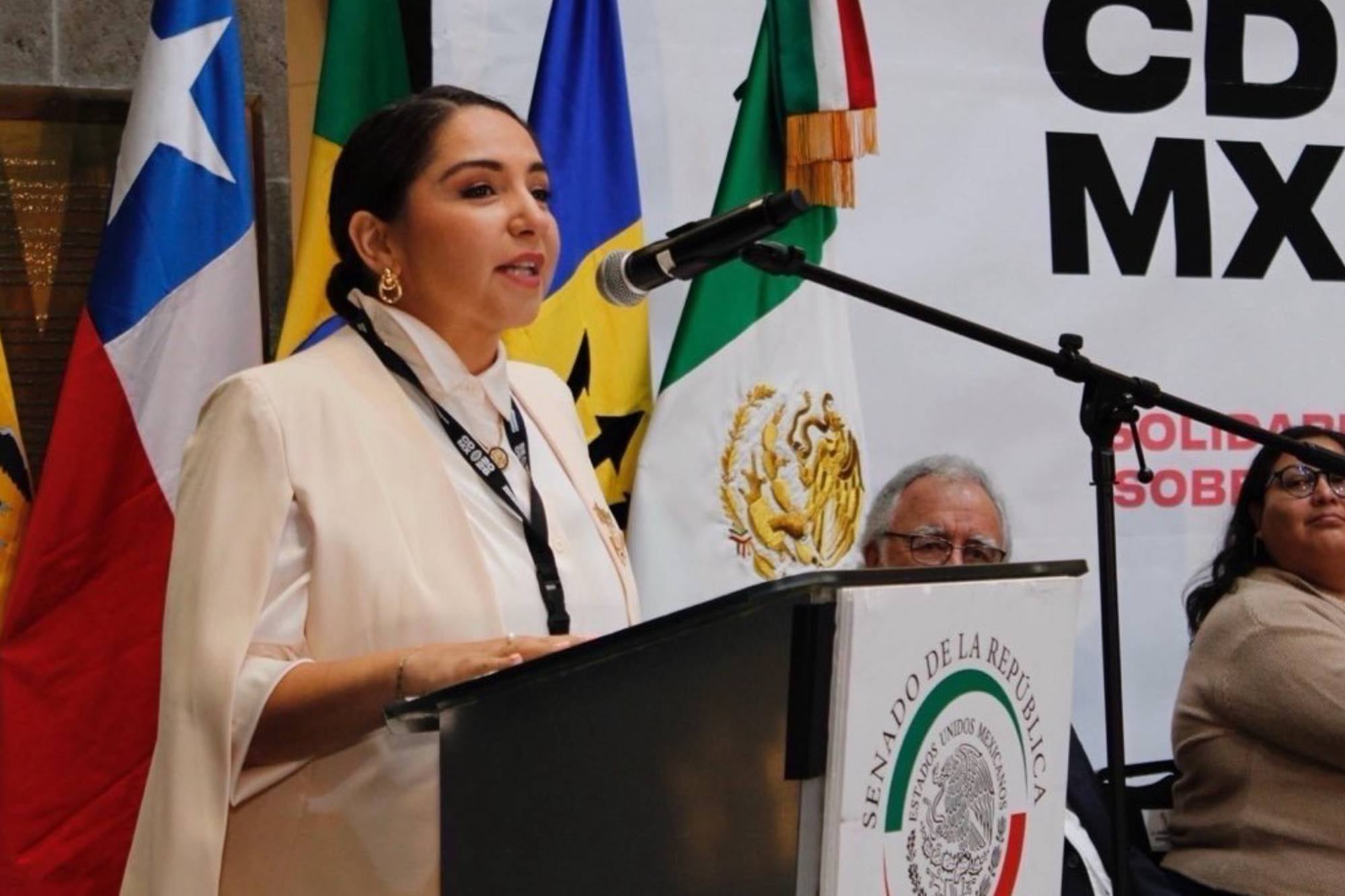 La representante demócrata Delia Ramírez celebró la decisión judicial y reiteró que ningún mandatario tiene facultades para modificar derechos fundamentales mediante órdenes ejecutivas