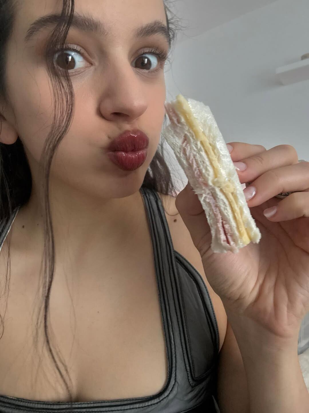 Los sándwiches de miga de jamón y queso resultaron una atracción para Rosalía