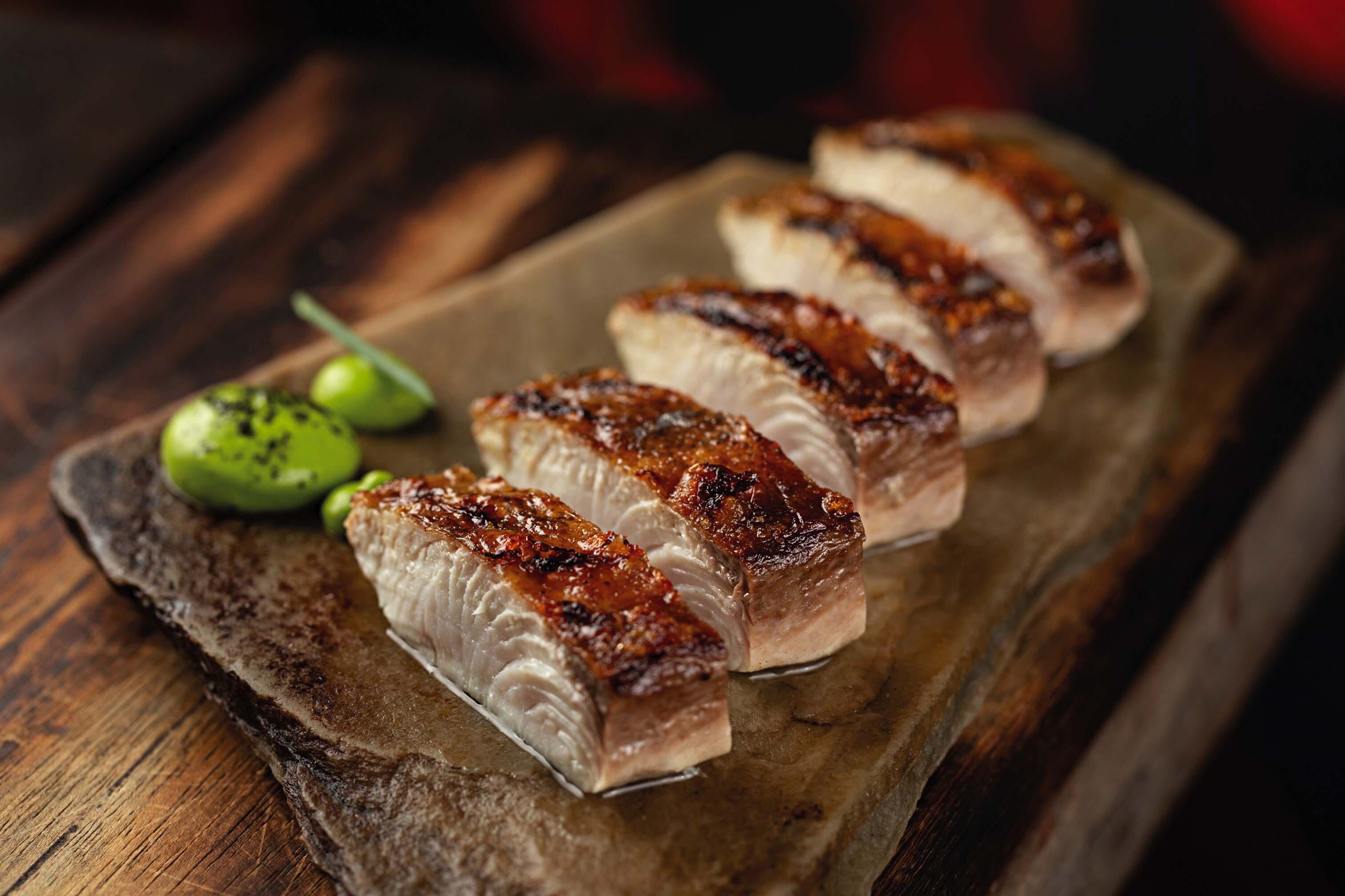 Pesca del día madurada con salsa de limón