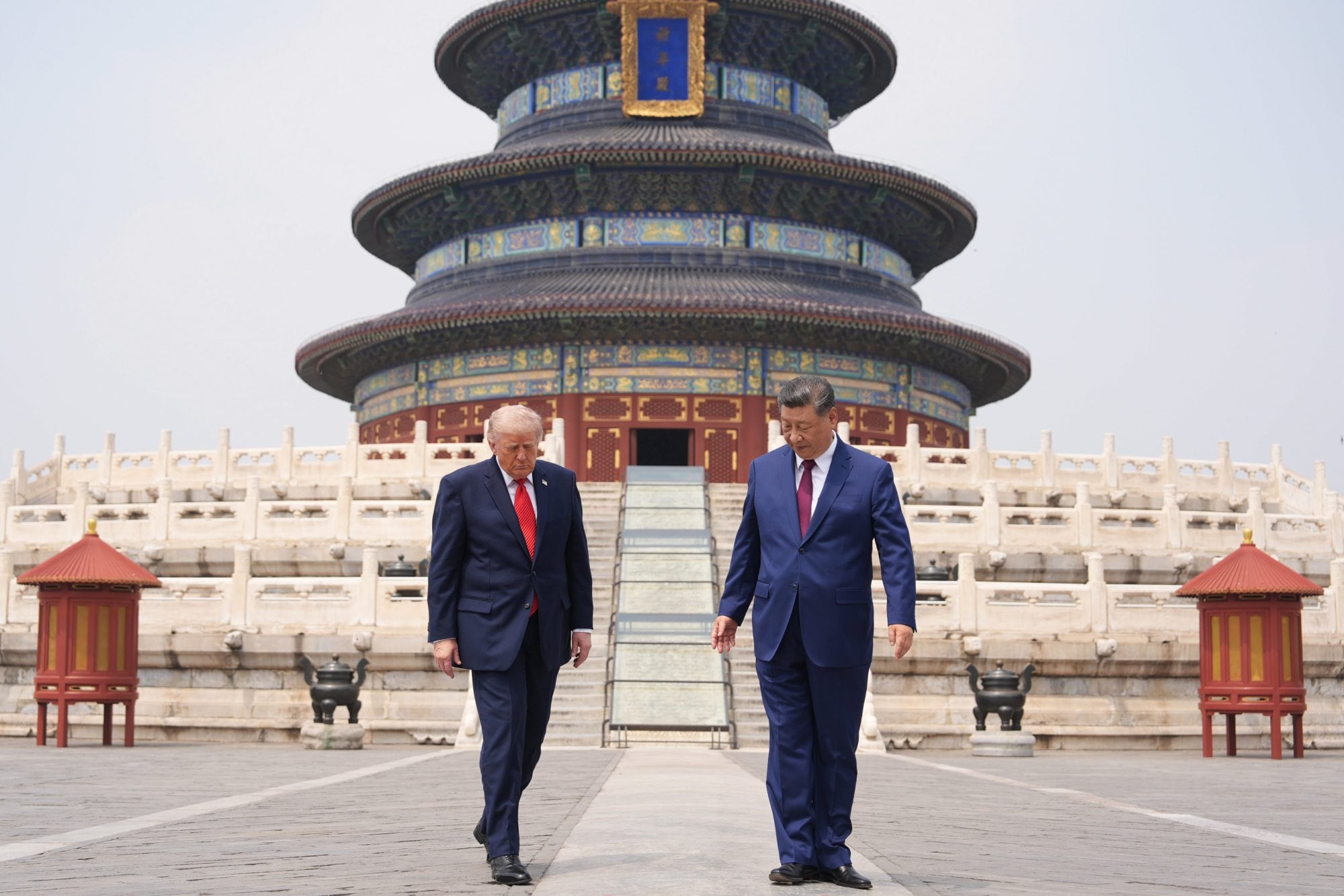 El presidente Donald Trump, a la izquierda, camina junto al presidente chino Xi Jinping en el Templo del Cielo el jueves 14 de mayo de 2026 en Pekín.