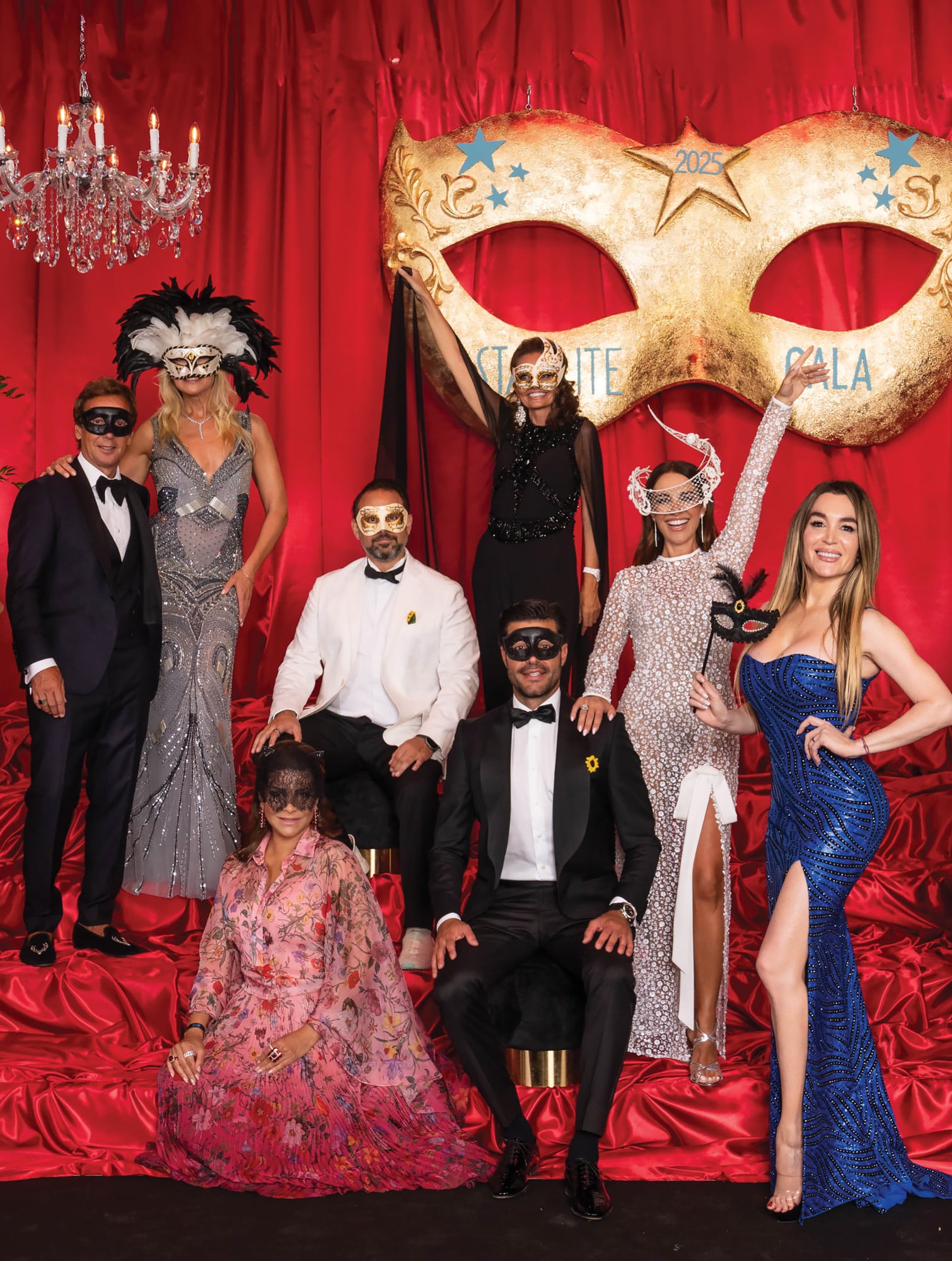 De izquierda a derecha, Alejandro Gravier y Valeria Mazza, Ignacio Maluquer y su mujer, Sandra García-Sanjuán (de smoking blanco él y,
con vestido negro, ella, ubicada atrás), la emprendedora Lucy Doughty (abajo, con vestido floreado), Miguel Torres y su pareja, Paula Echevarría (él de smoking negro y ella, con el vestido semitransparente) y la artista argentina Fátima Florez quien, con sus imitaciones a Raffaella Carrà, Shakira y Liza Minnelli hizo reír a todos