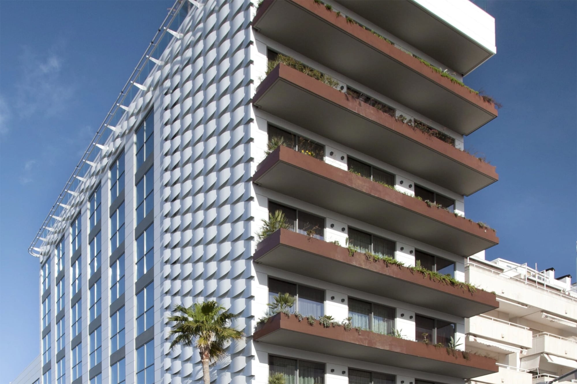 El edificio del Hotel MiM Sitges presenta una arquitectura moderna y se encuentra a 100 metros de la playa