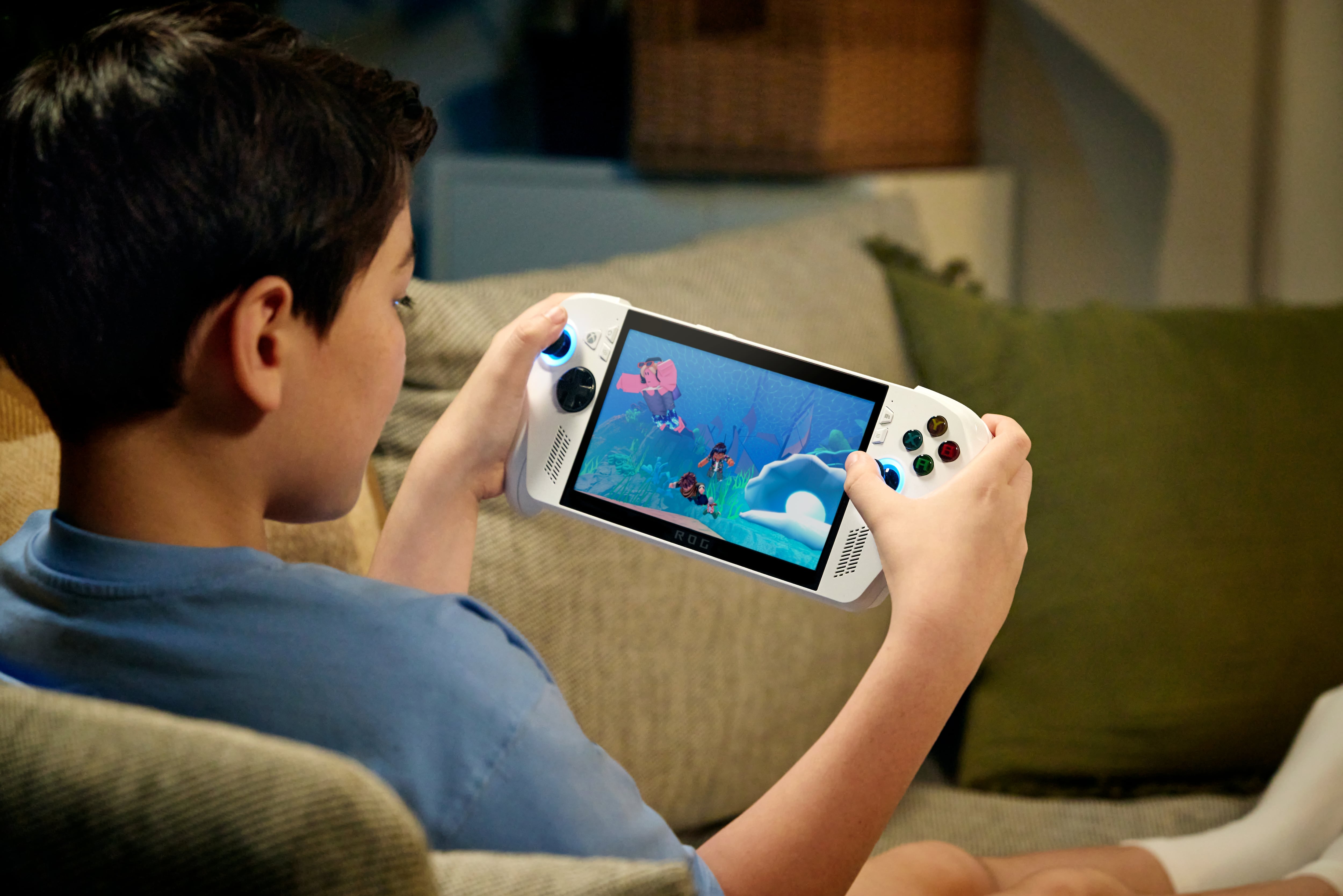 Una consola de mano ROG Xbox Ally, con pantalla de 7 pulgadas y resolución FullHD a 120 Hz, chip Ryzen Z2 A, 16 GB de RAM, SSD de 512 GB y batería de 60 Wh.