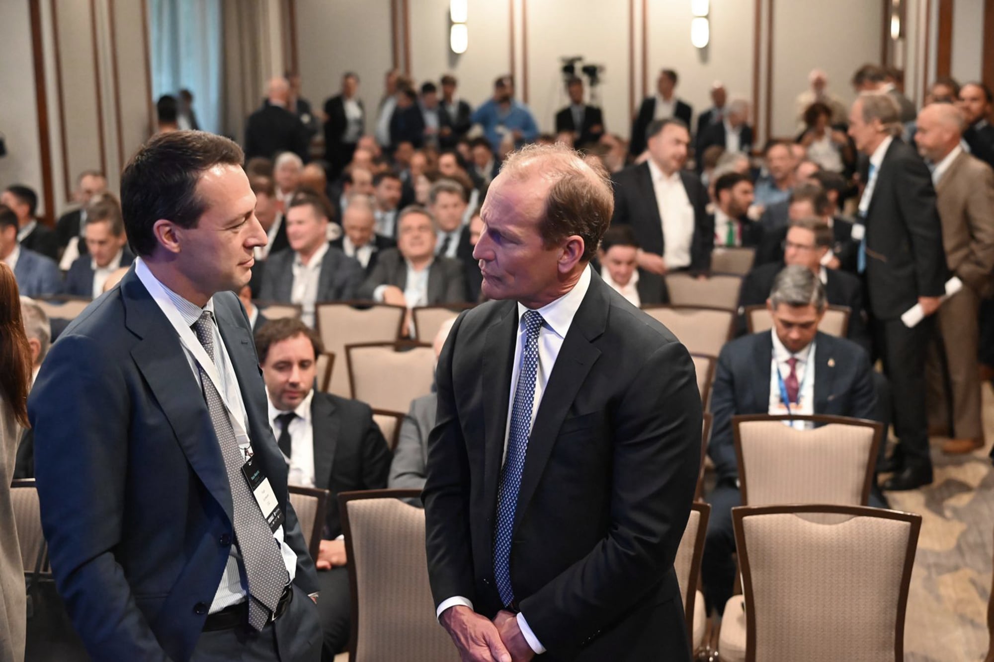 El presidente y CEO de Compañía General de Combustibles (CGC), Hugo Eurnekian, junto al presidente y CEO de Continental, Doug Lawler, en Houston.