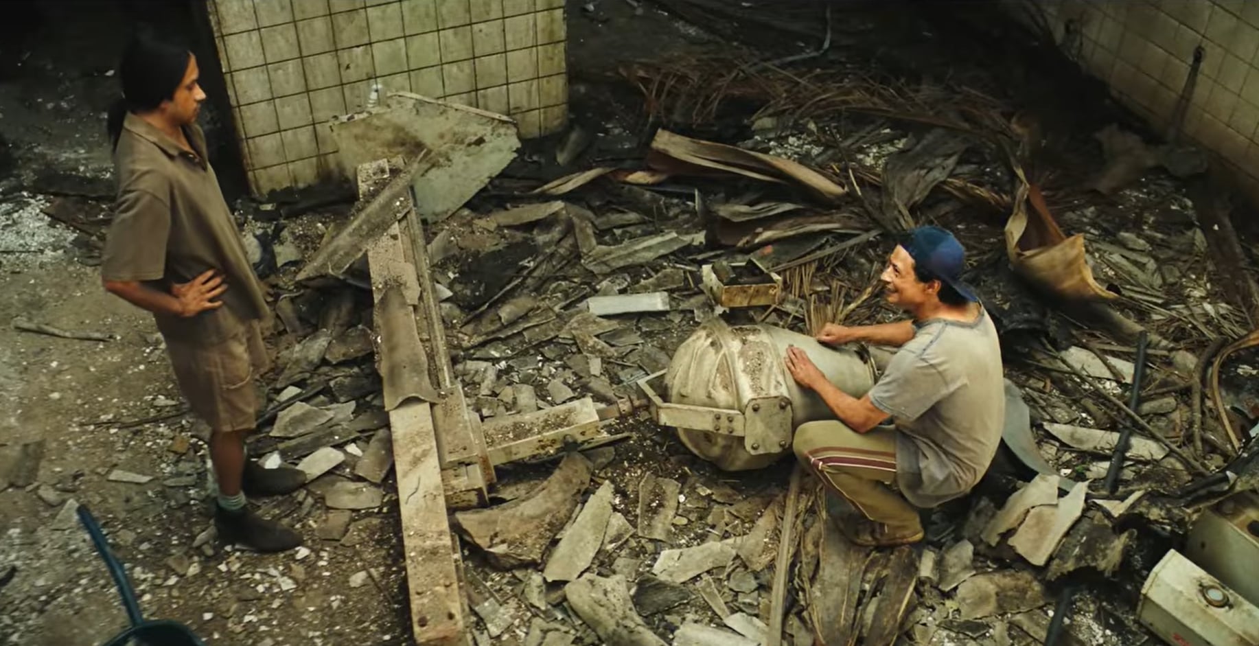 La historia comienza cuando dos amigos hallan una máquina de radioterapia abandonada, sin saber que contenía cesio-137