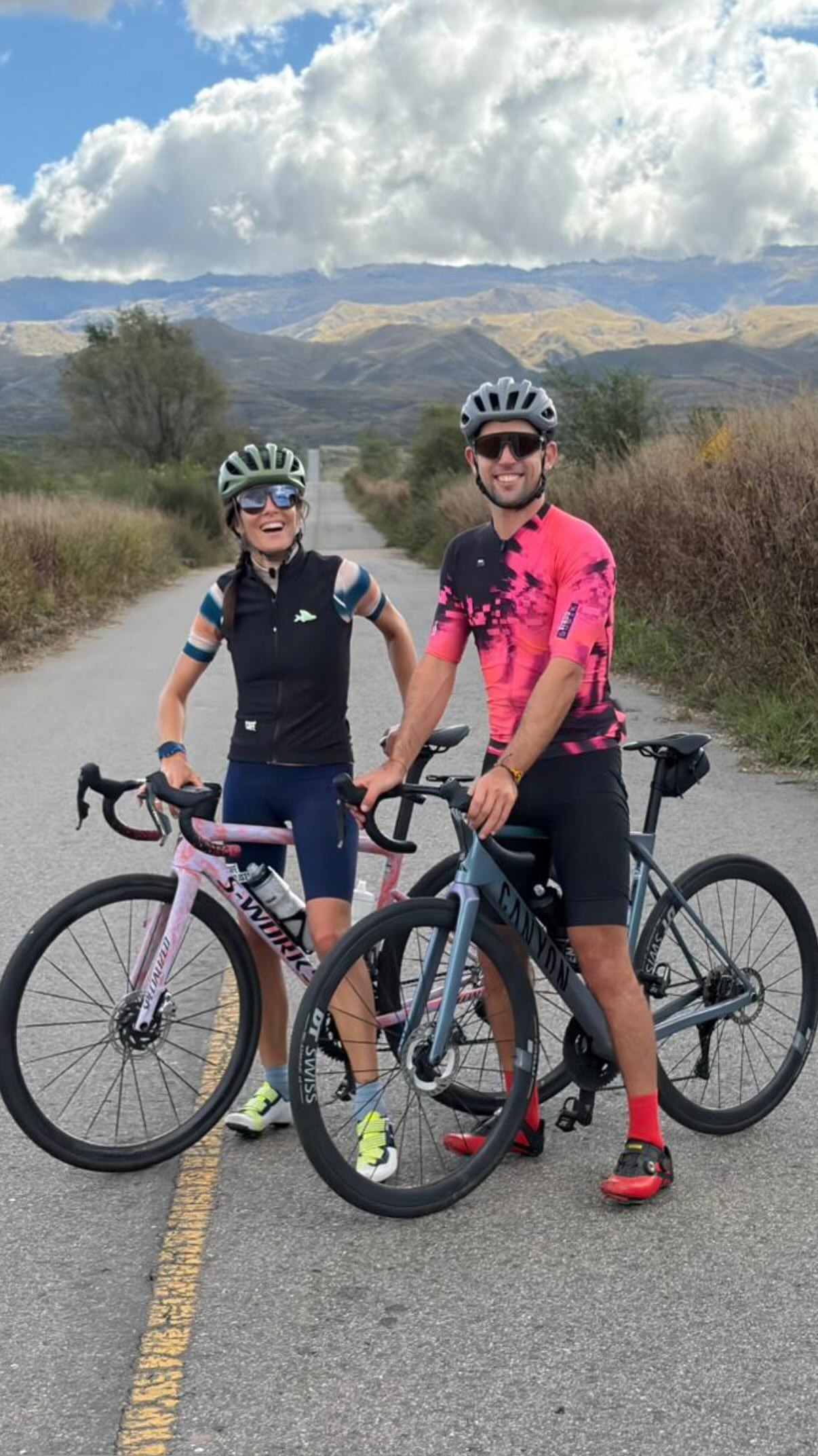 La tierna postal de la pareja con las sierras puntanas detrás