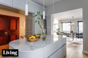 Viven en elegantes edificios de estilo clásico y, aun así, decidieron integrar la cocina al living-comedor