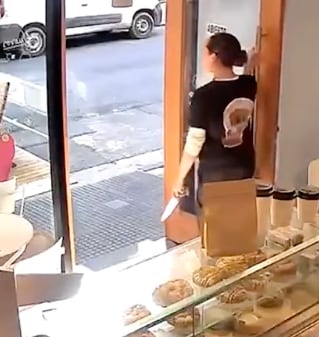 Un joven robó la propina de una cafetería de Saavedra y una empleada lo enfrentó con un cuchillo 6 La cuchilla con la que salió la trabajadora
