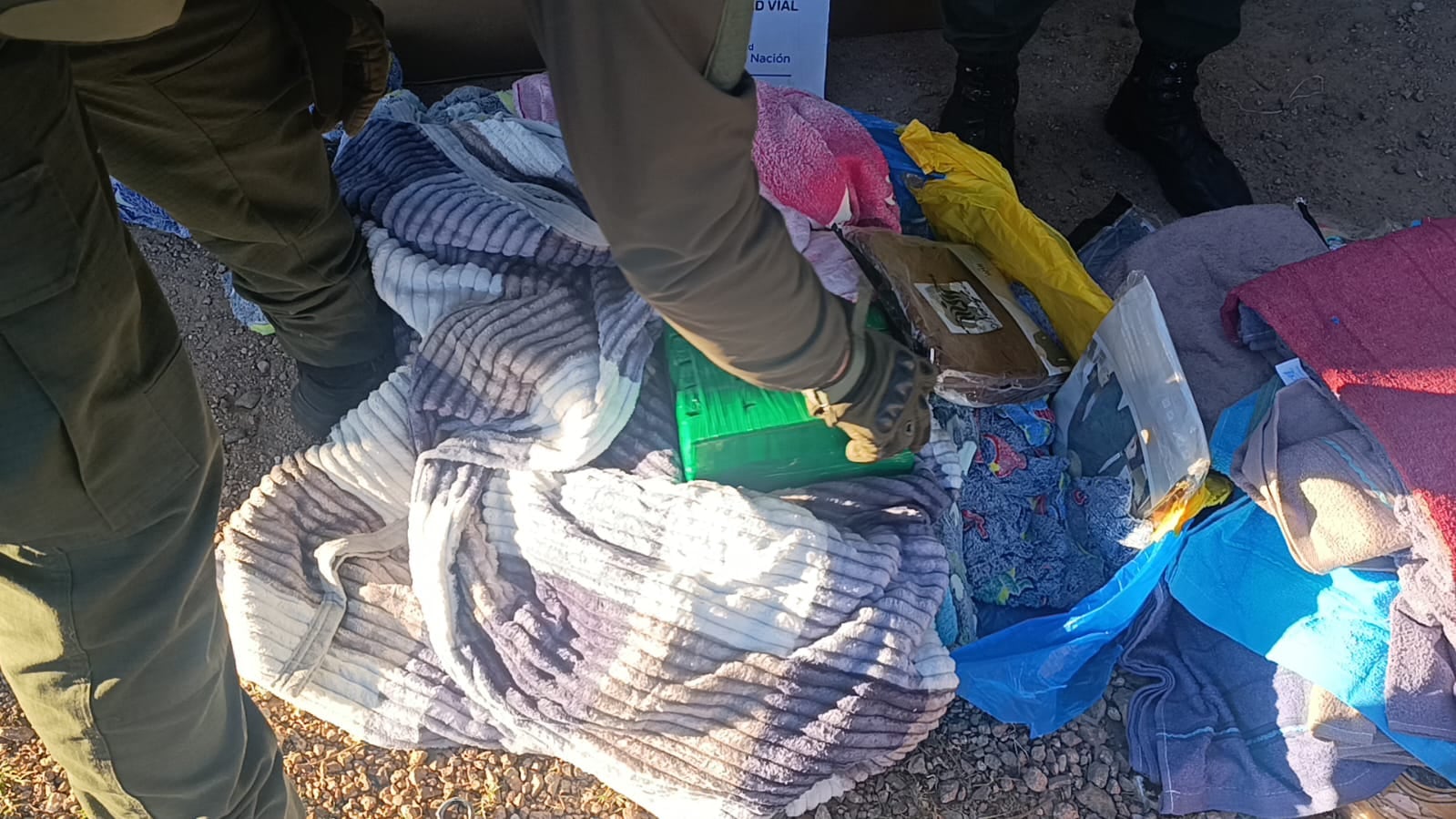 Dos hallazgo en un ómnibus: Descubrieron un doble fondo dentro de asaderas con 20 kilos de pasta base y detectaron 47 kilos de cocaína entre mantas (Prensa Gendarmería)