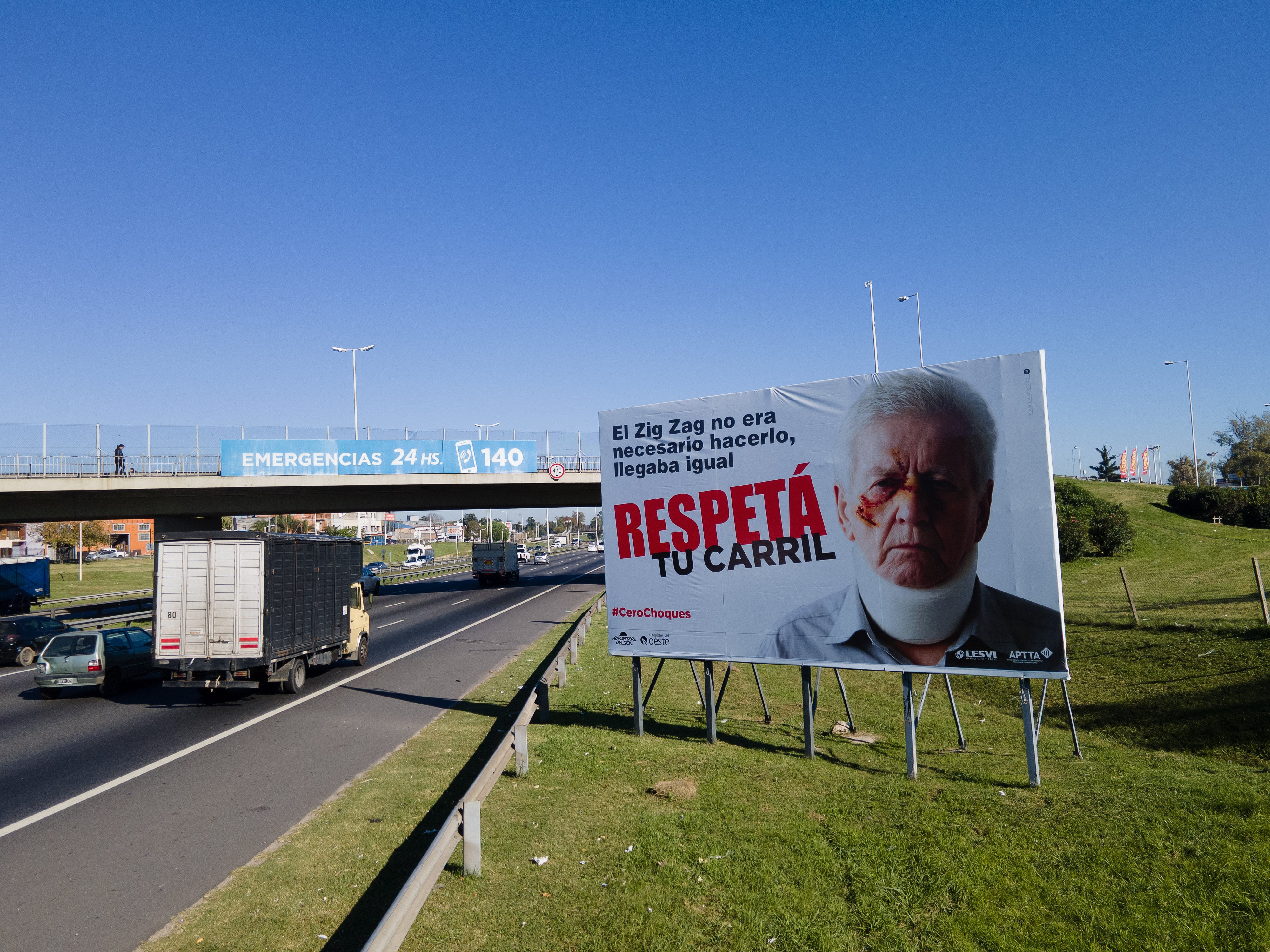 Uno de los carteles de la campaña demuestra el riesgo de realizar zig zag en las autopistas