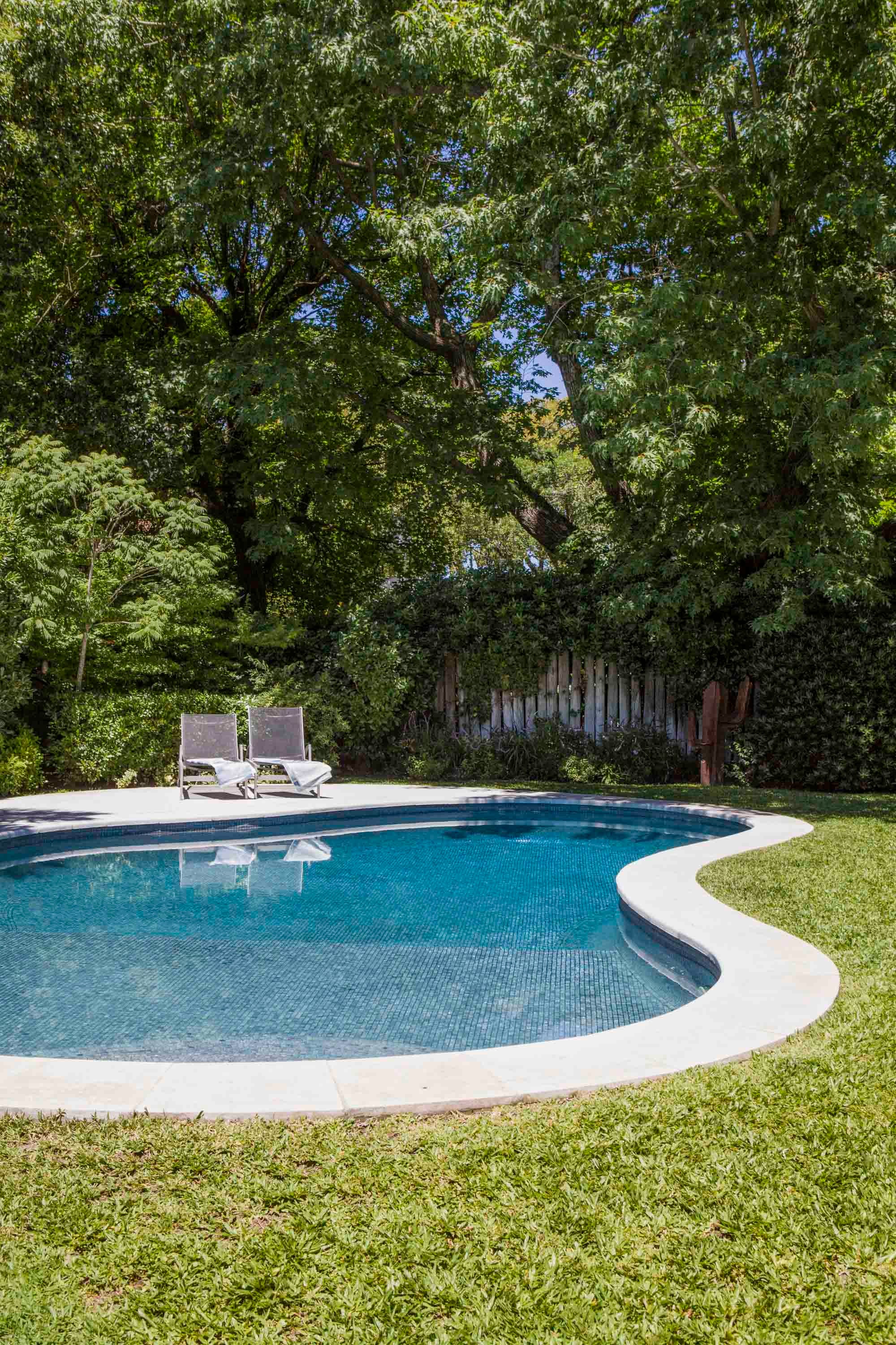 Icónica, la pileta con forma de riñón también fue conservada