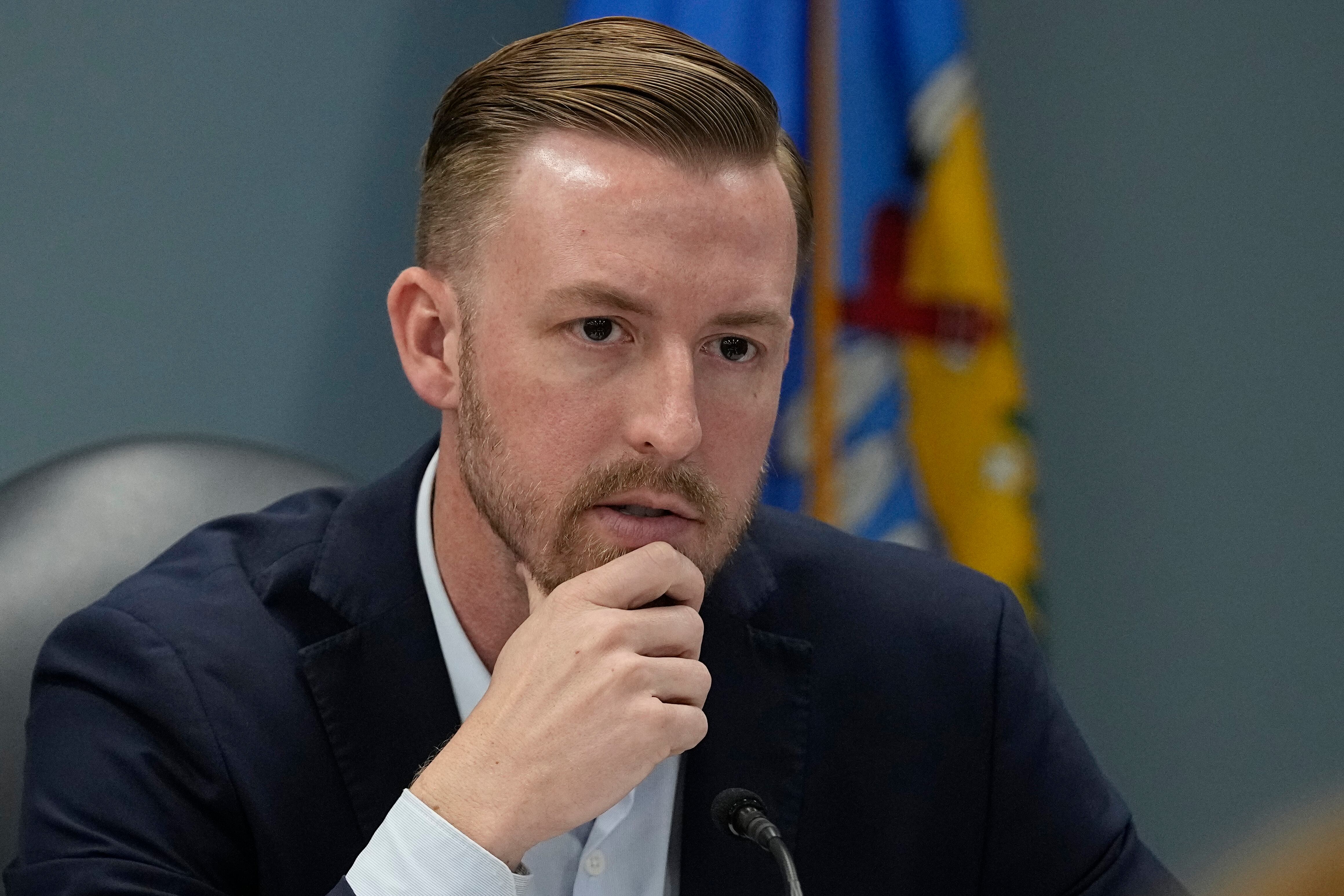 El superintendente de Instrucción Pública de Oklahoma, Ryan Walters, afirma que la medida tiene como objetivo recopilar información sobre la cantidad de hijos de migrantes ilegales que asisten a los colegios públicos