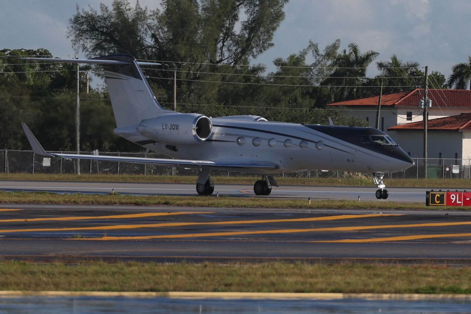 El avión que trasladó a Bolsonaro, ya en Estados Unidos