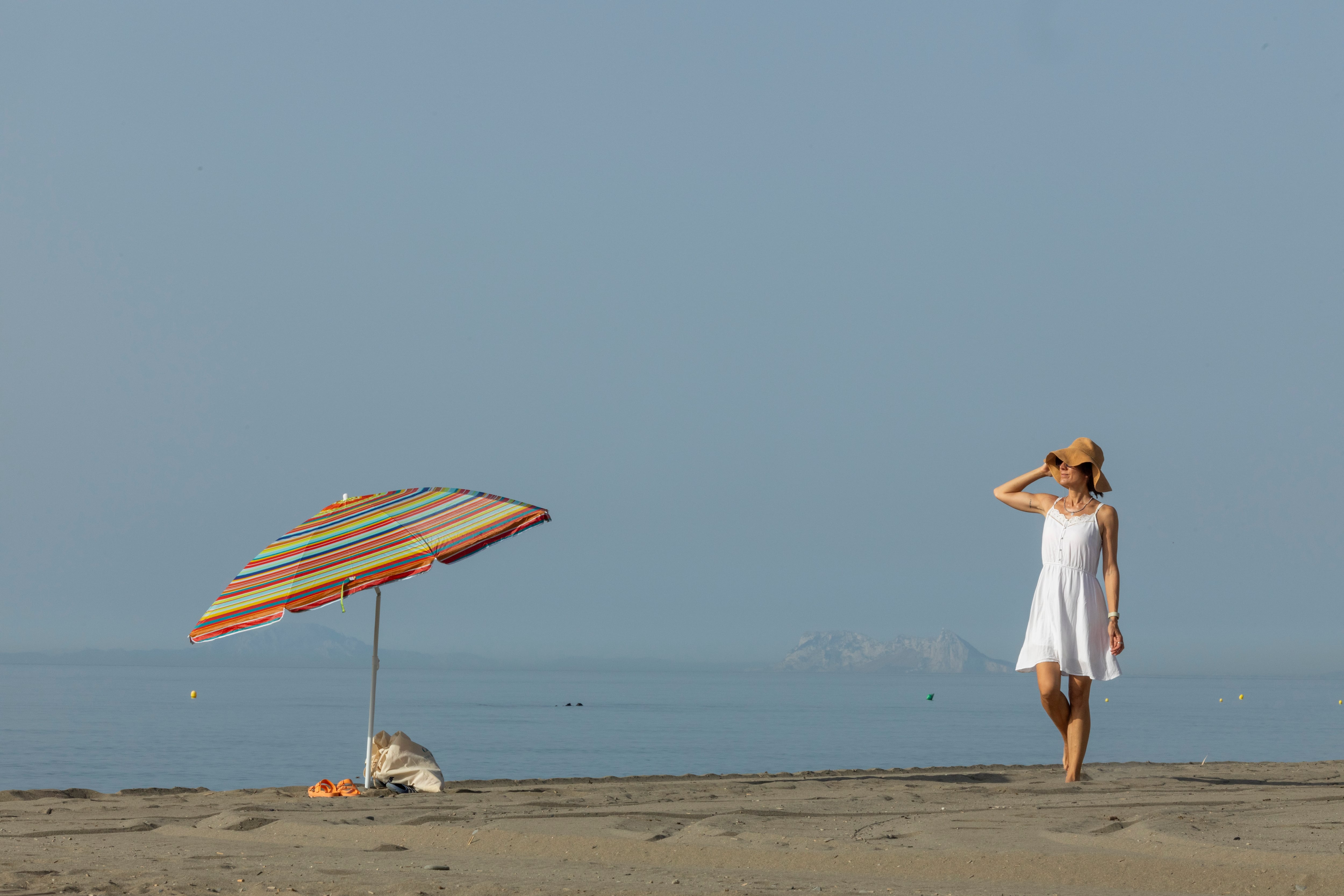 Estepona crece a orillas del mar y desde sus playas se puede ver la silueta de Gibraltar recortada sobre un agua siempre azul