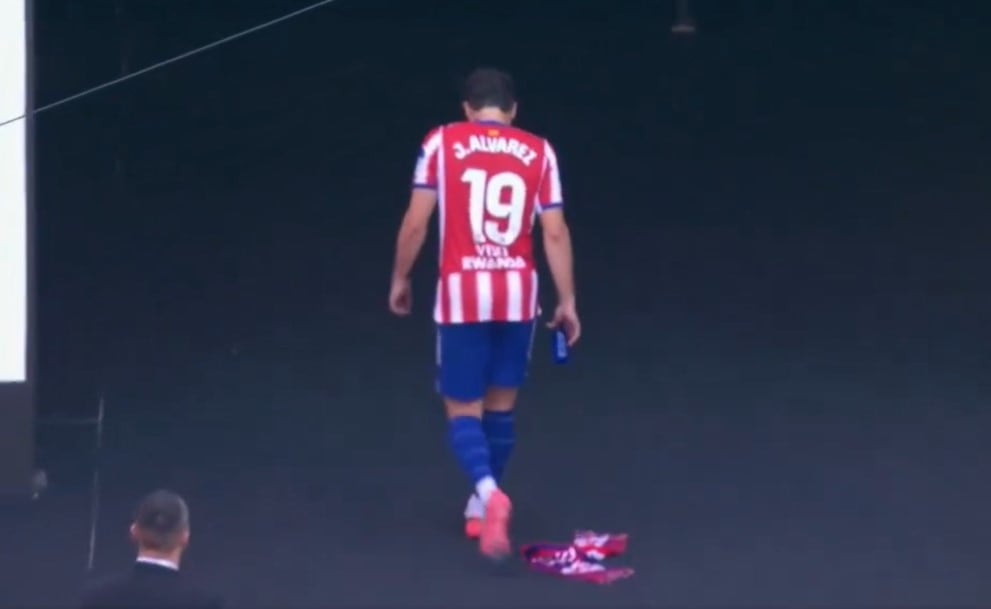 Julián Alvarez se retira del campo y de la tribuna le tiran una bufanda se fue sin saludar a la hinchada