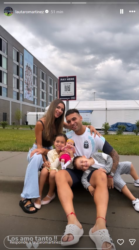 Agus Gandolfo junto a Lautaro Martínez y sus hijos