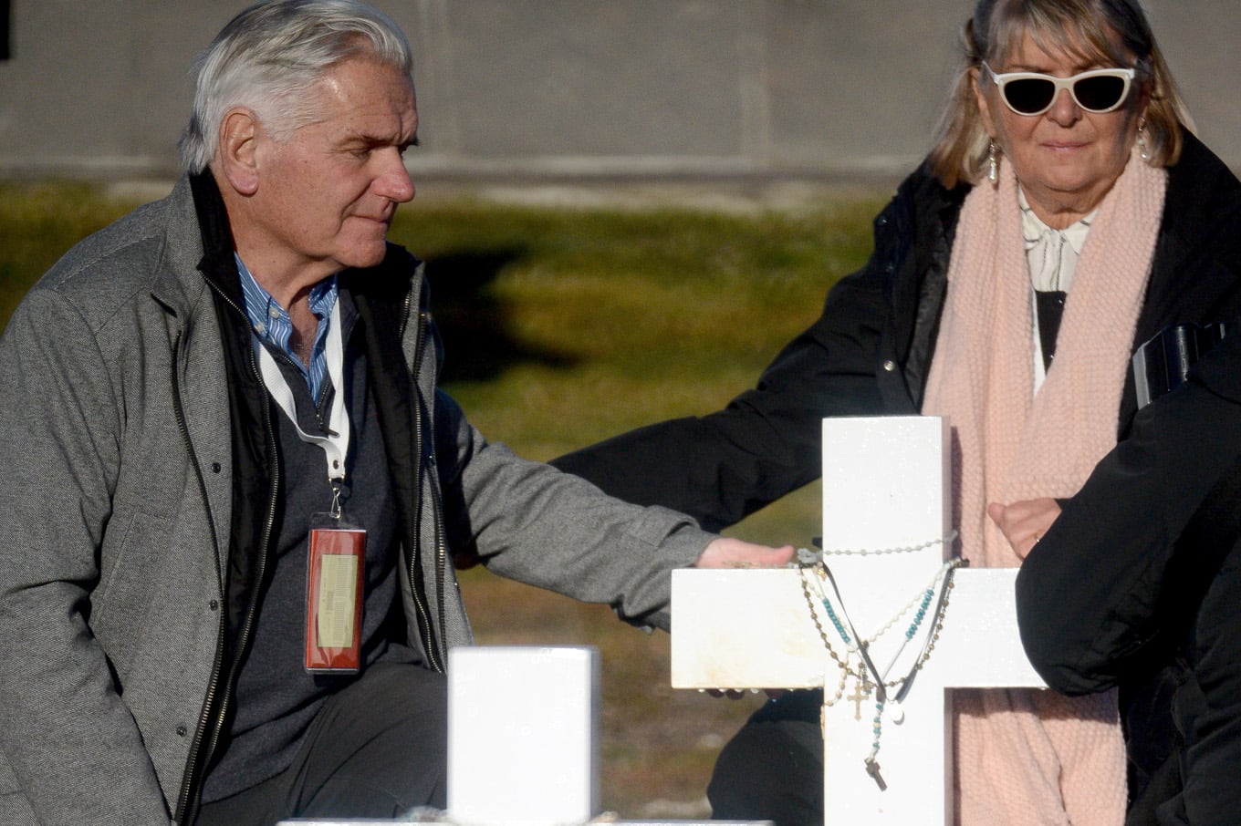 Malvinas: en una histórica ceremonia las familias de 90 soldados pudieron rendirles homenaje en tumbas con nombre, hubo aplausos para el militar británico que los sepultó