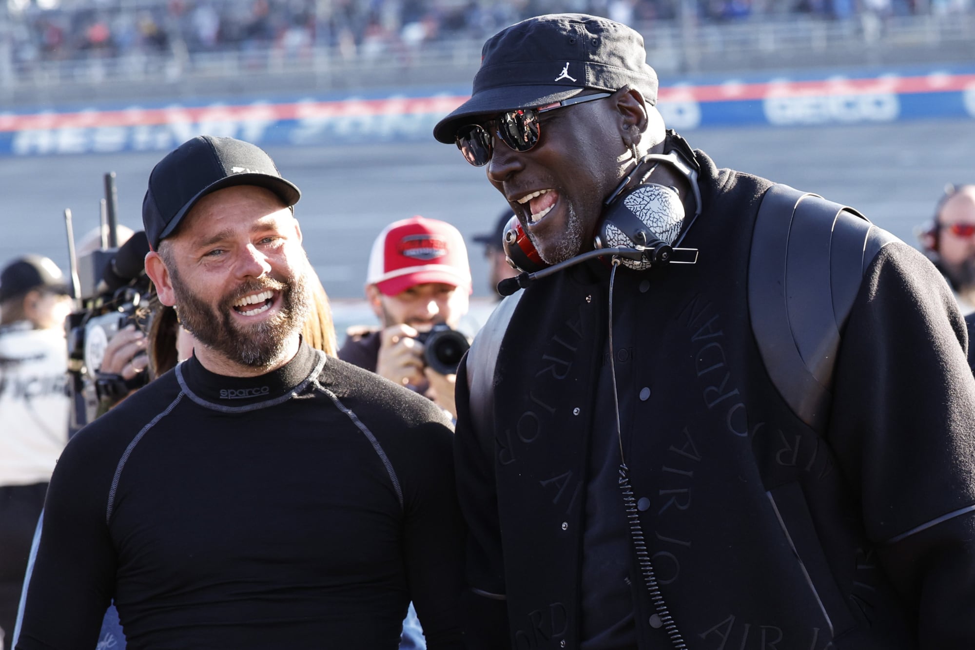 Sonrisas en el óvalo de Talladega: Tyler Reddick, piloto ganador de la carrera de NASCAR, y Michael Jordan, copropietario de 23XI Racing, el equipo que festejó la victoria