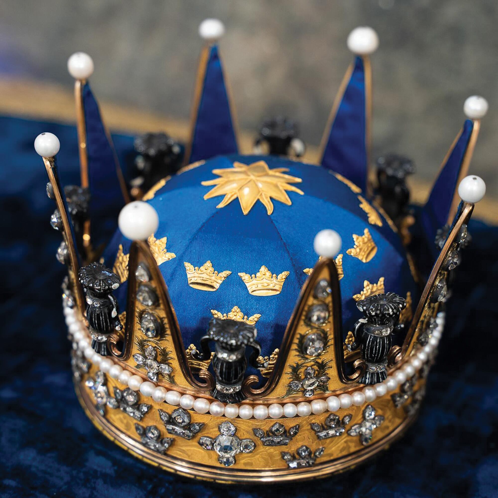 Sobre un almohadón ubicado detrás del Rey, se colocó esta corona; se trata de una joya familiar que simboliza su futuro rol en la realeza y que también se utilizó en el bautismo del papá de Inés, el príncipe Carlos Felipe.