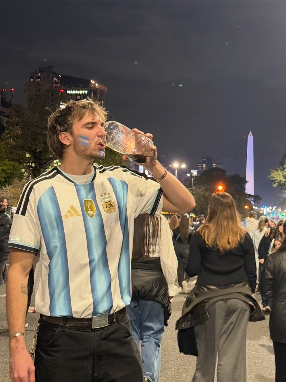 Luego del partido contra Inglaterra, Ladislas d’Herbigny celebró en el Obelisco