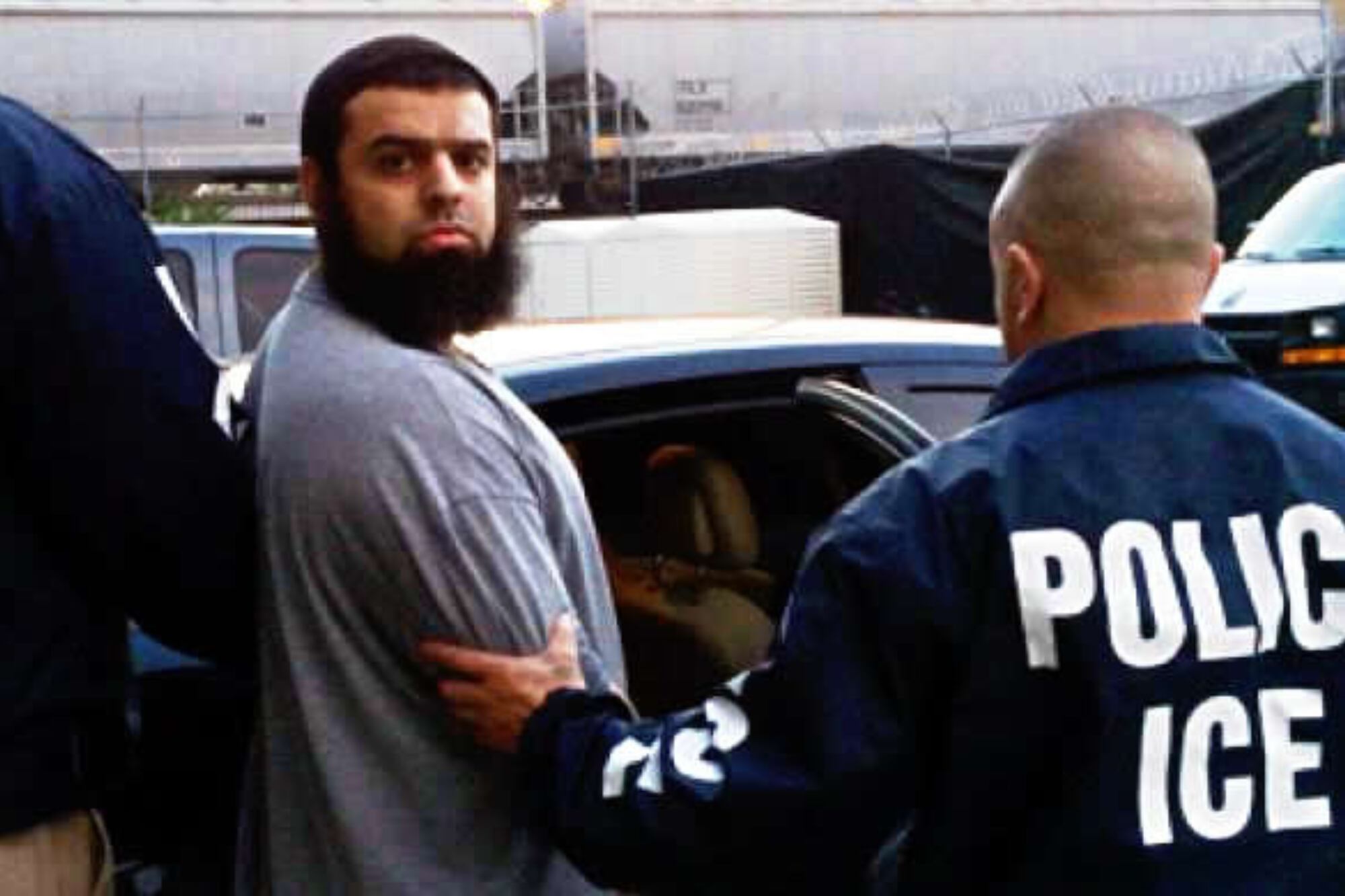 El solicitante debe entregar pruebas originales que respalden su pedido junto con el formulario I-246