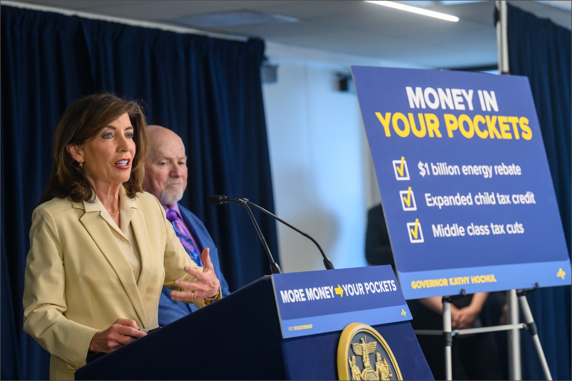El objetivo del pago anunciado por la gobernadora Kathy Hochul es compensar las pérdidas de mercado y el aumento de costos por los aranceles implementados por el gobierno federal