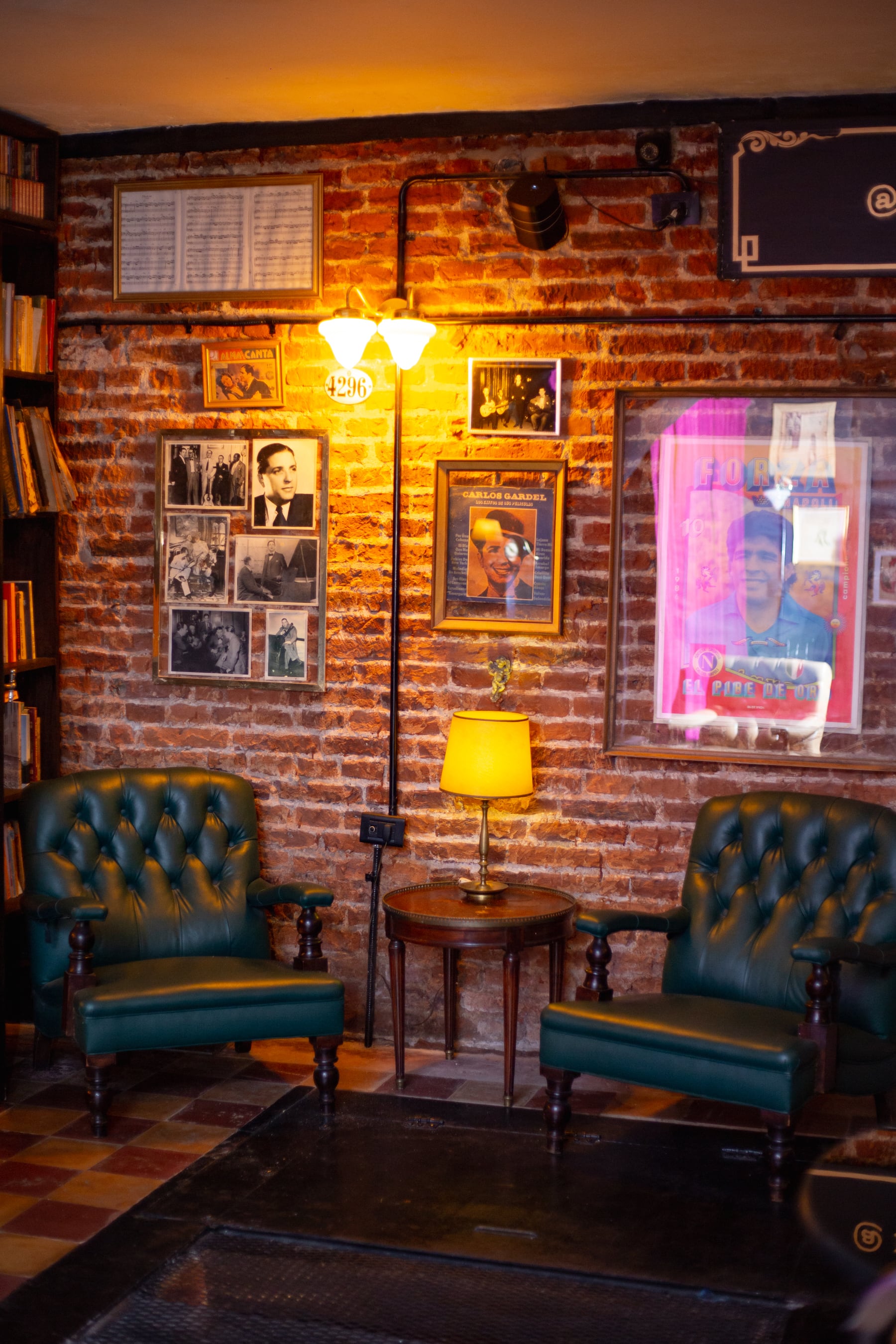 Imágenes tangueras y ladrillo a la vista en Populacha, el sótano de Bodegón Olivera.