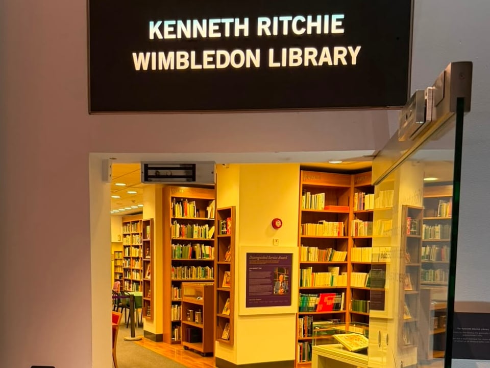 La puerta de entrada de la biblioteca del tenis que tiene más de 15.000 libros