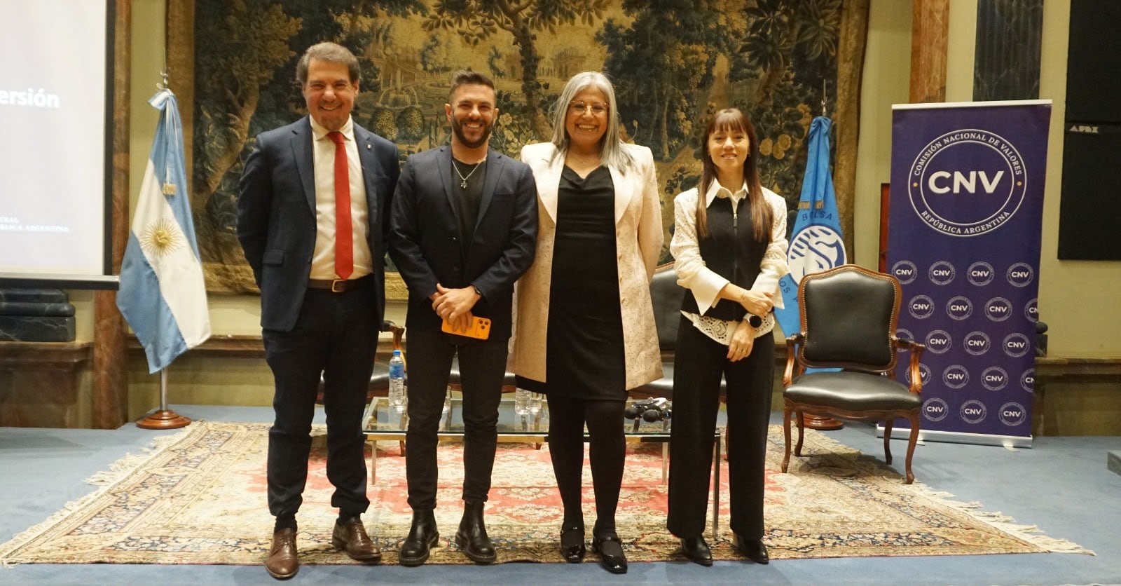 En la foto, Claudio Zuchovicki (presidente de Byma), Ariel Sbdar (Cocos Capital), Sonia Salvatierra (vicepresidente de la CNV) y María Paula Arregui (Mercado Pago)