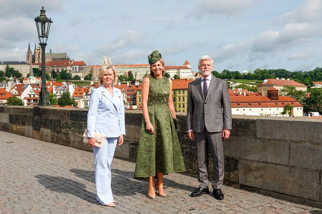 La primera dama de Praga, Eva Pavlová, la reina Máxima y el presidente de Praga Petr Pavel en el Puente de Carlos (Foto: Instagram @koninklijkhuis)