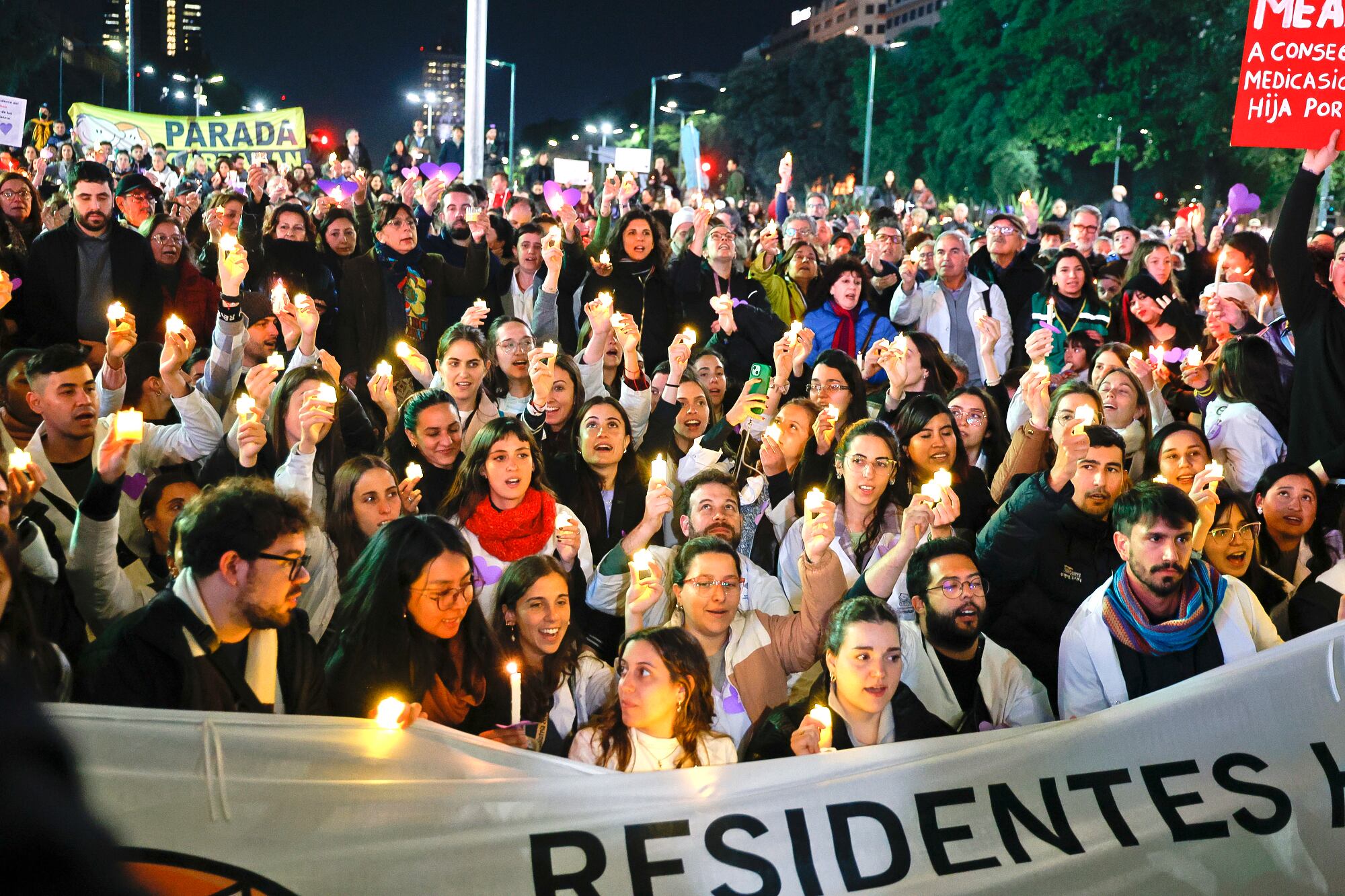 Ayer, la Noche de las Velas visibilizó el reclamo de los residentes del Garrahan