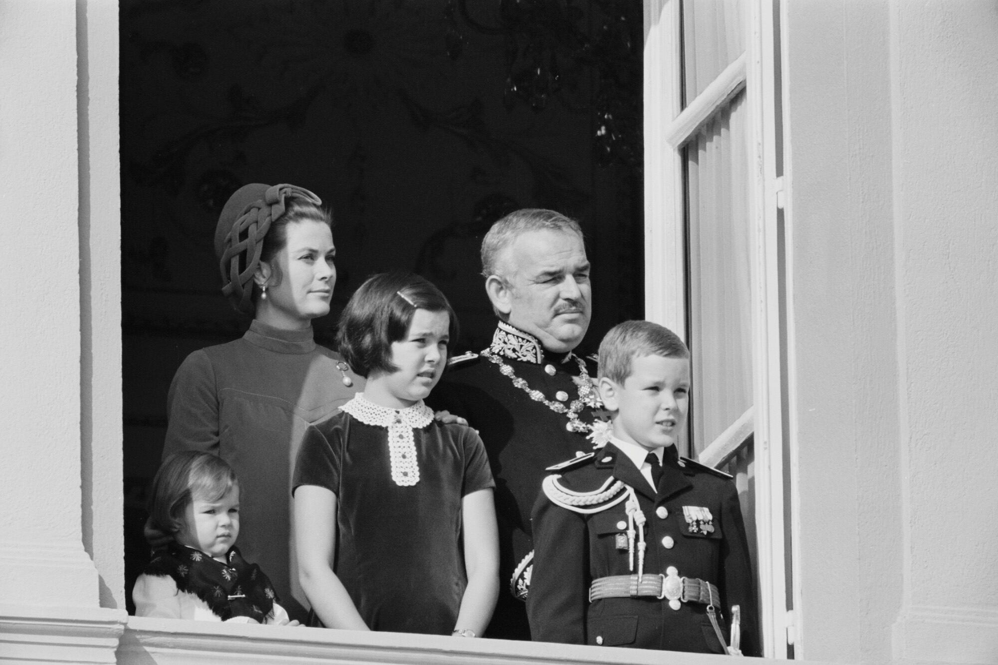 Los príncipes de Mónaco Grace y Raniero III, en el balcón, durante los festejos del Día Nacional de Mónaco de 1967. Con ellos, en el balcón, sus tres hijos: Estefanía, Carolina y Alberto (de izquierda a derecha)