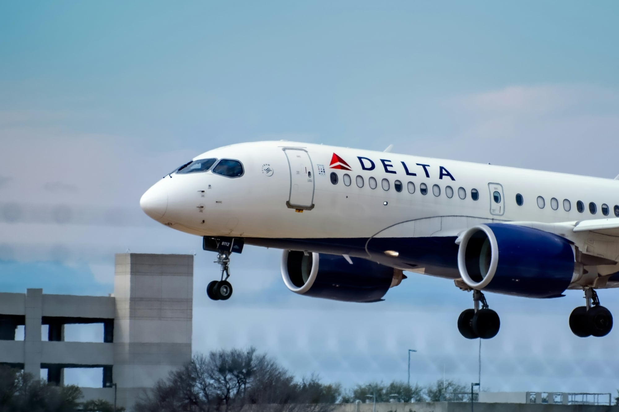 Delta tomó una postura similar en 2015, con reducciones de servicios en los vuelos más cortos