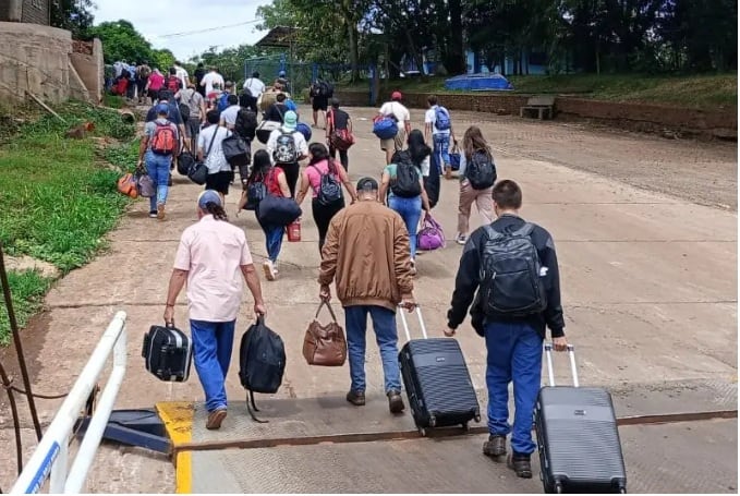 En Alba Posse, jóvenes y no tan jóvenes cruzan, llevan valijas, pero no van a hacer turismo