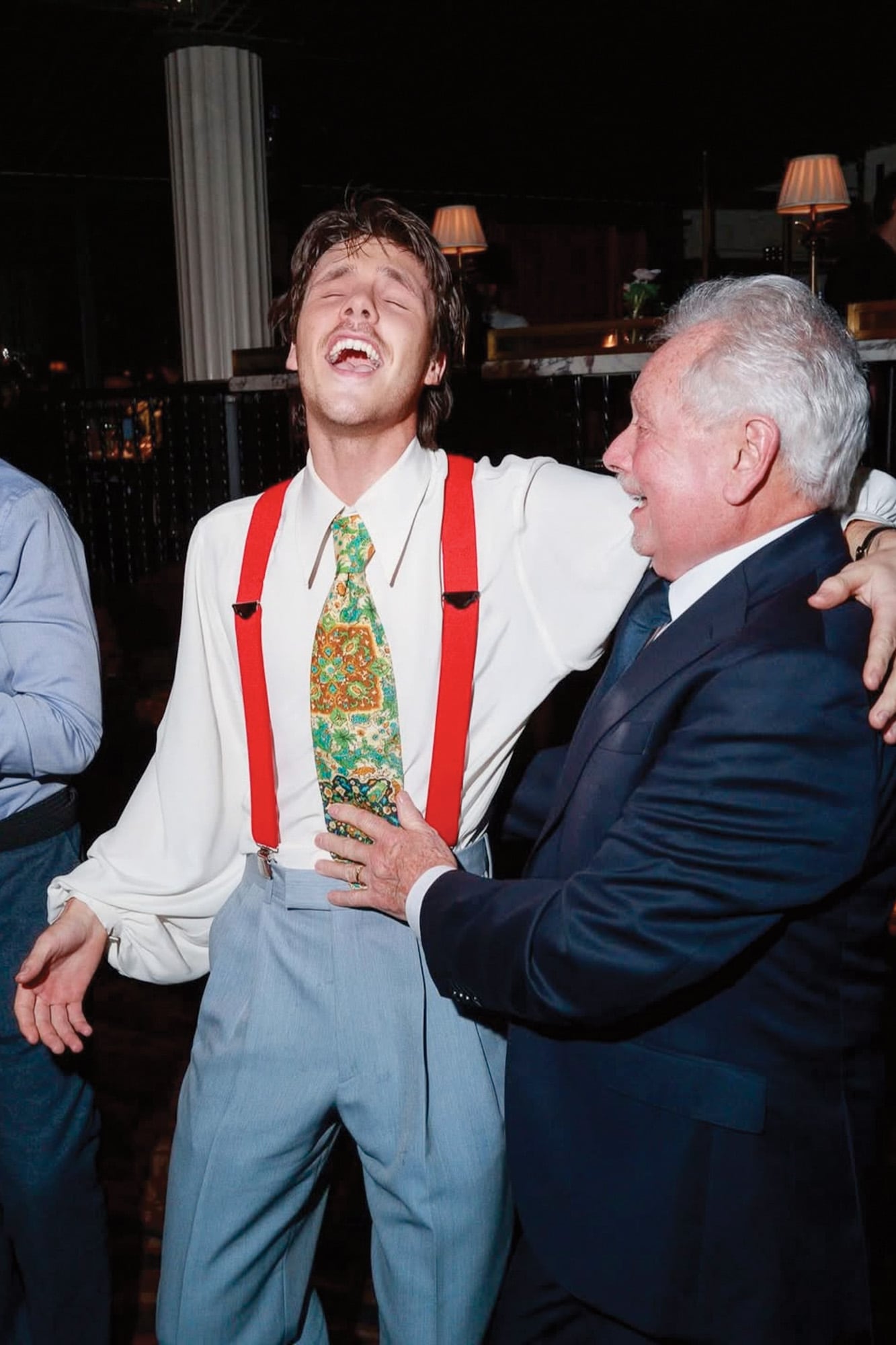 Cruz ríe junto a su abuelo materno, Tony Adam