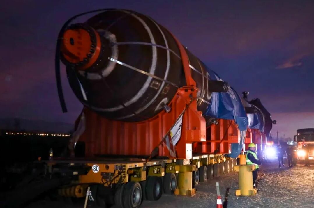 La pieza de 456 toneladas logró cruzar el puente de la Ruta 7 y la 15