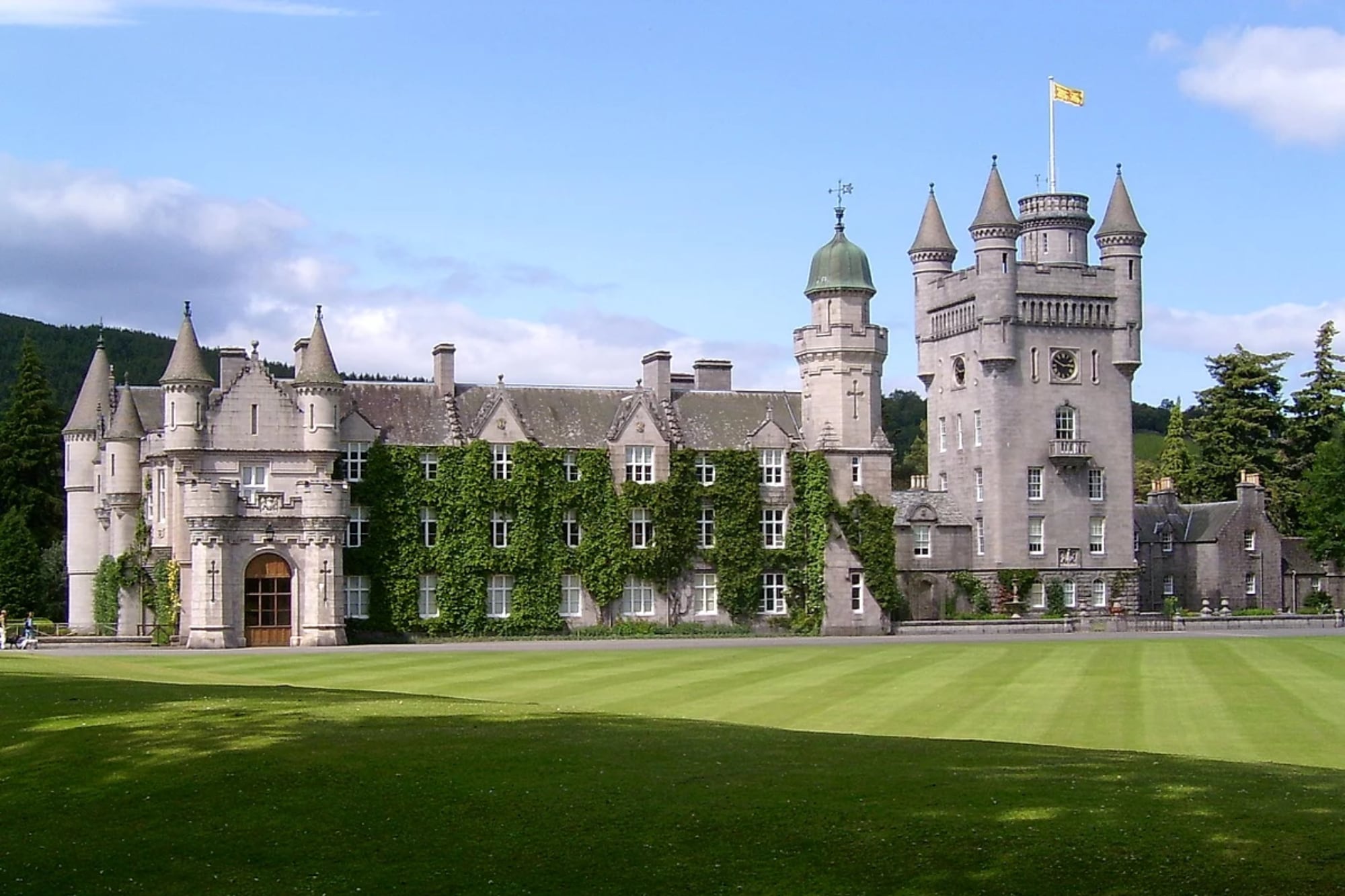 El castillo de Balmoral, en Escocia, fue el escenario de las últimas horas de Isabel II y el lugar al que la familia real se movilizó el 8 de septiembre de 2022