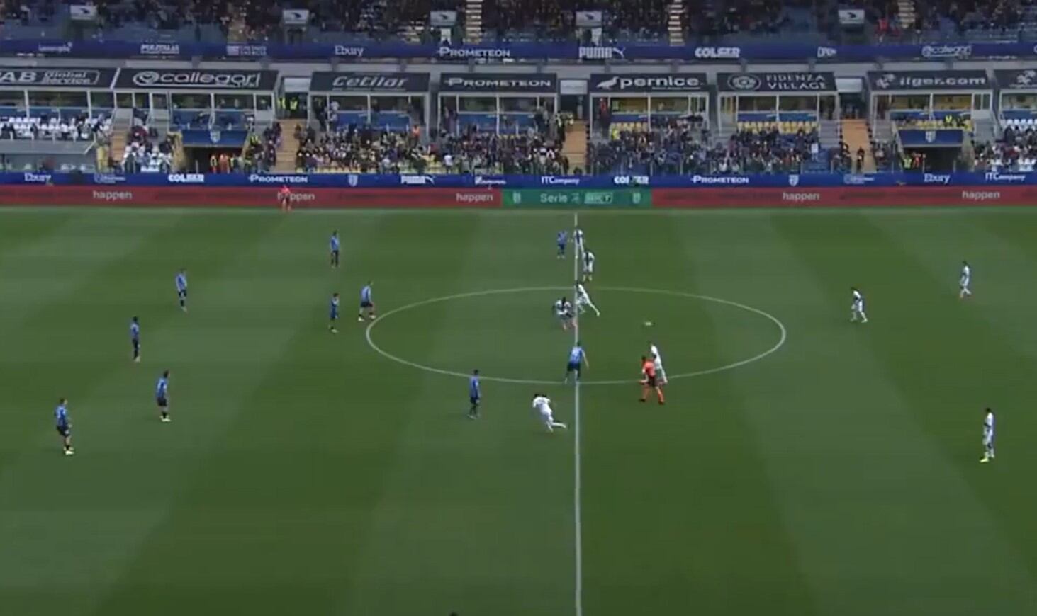 El momento en que el árbitro Daniele Rutella da inicio al segundo tiempo sin percatarse de que faltaba el arquero local