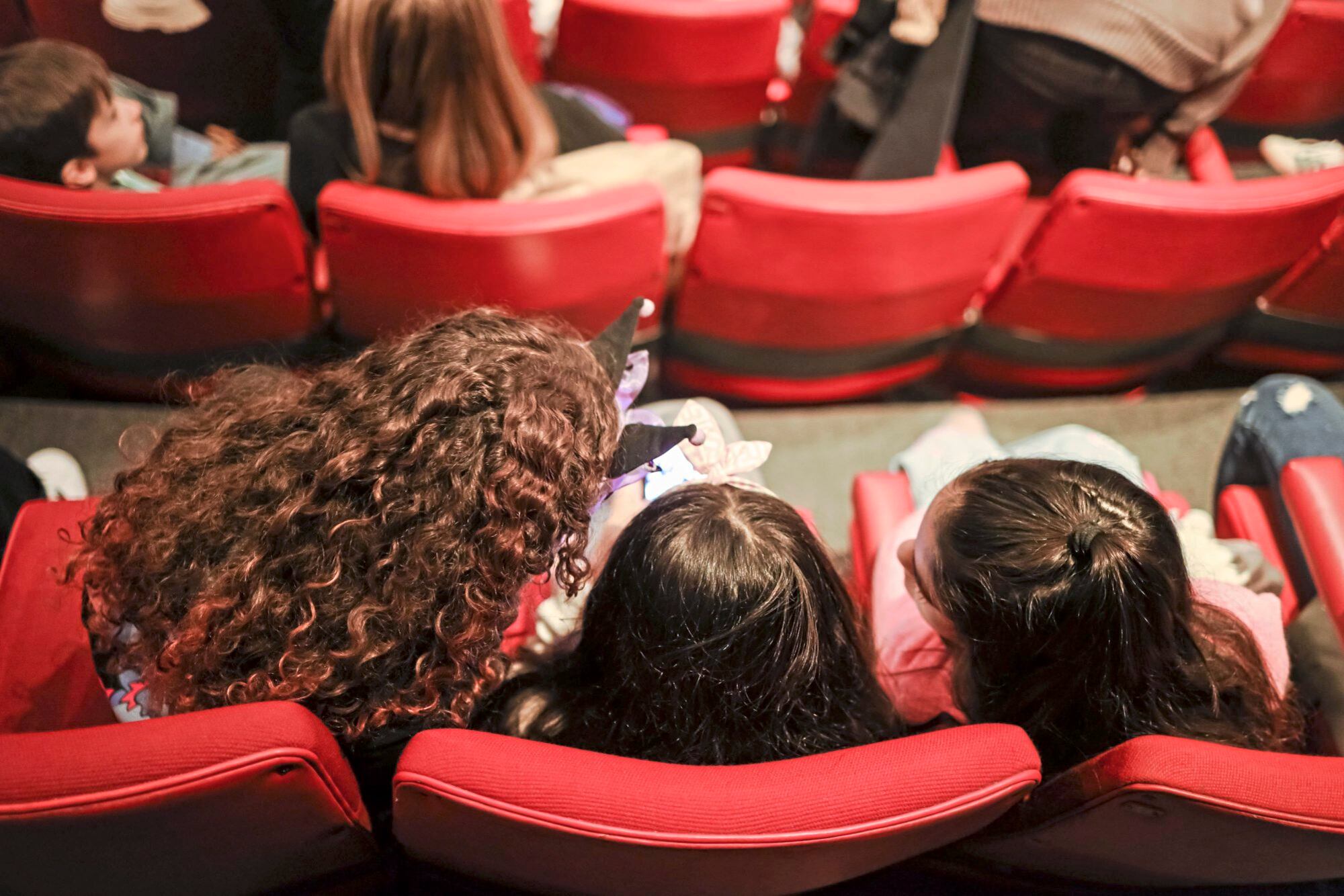 El público infantil, a minutos de que se levante uno de los telones de este domingo de superacción
