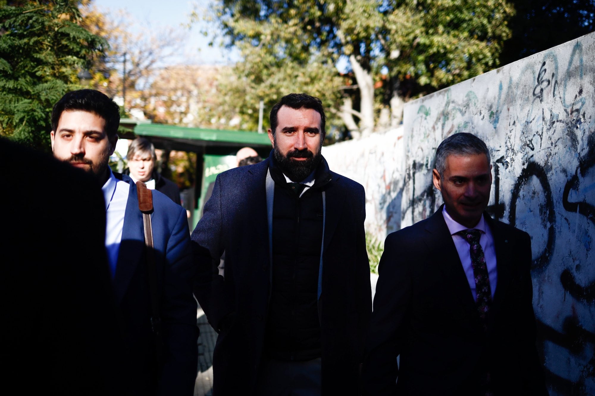 El abogado Leopoldo Luque, Francisco Onetto (en el medio) llega a los tribunales