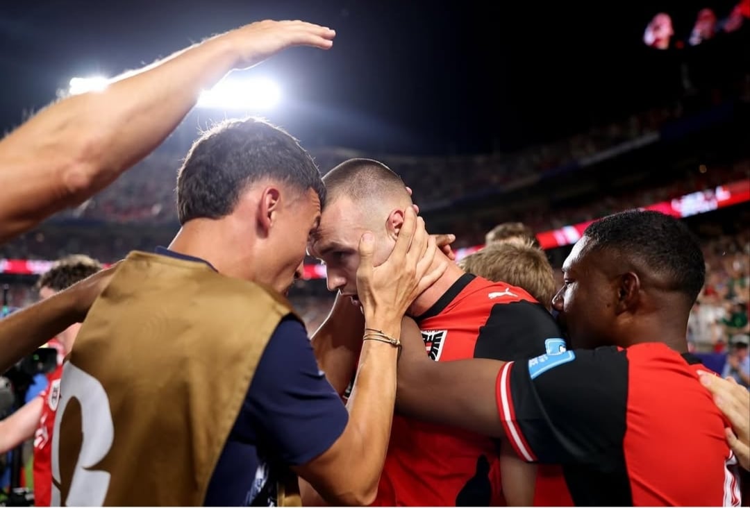 Celebrando el agónico empate y la clasificación a 16avos de final.