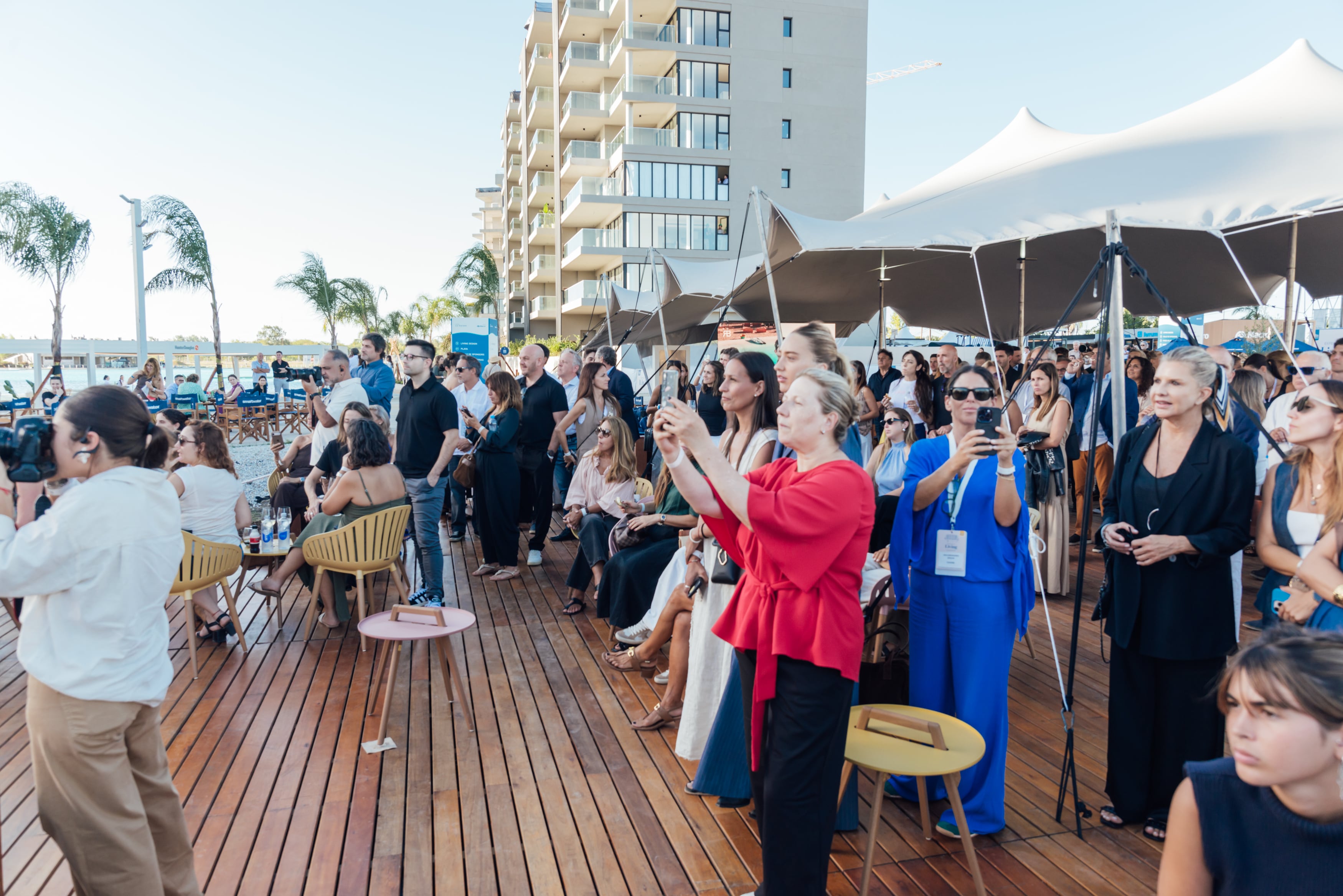 Mirá las fotos de la inauguración de Experiencia Living en Remeros Beach 20 Expositores y participantes, sponsors e invitados especiales, atentos a las palabras d elos oradores