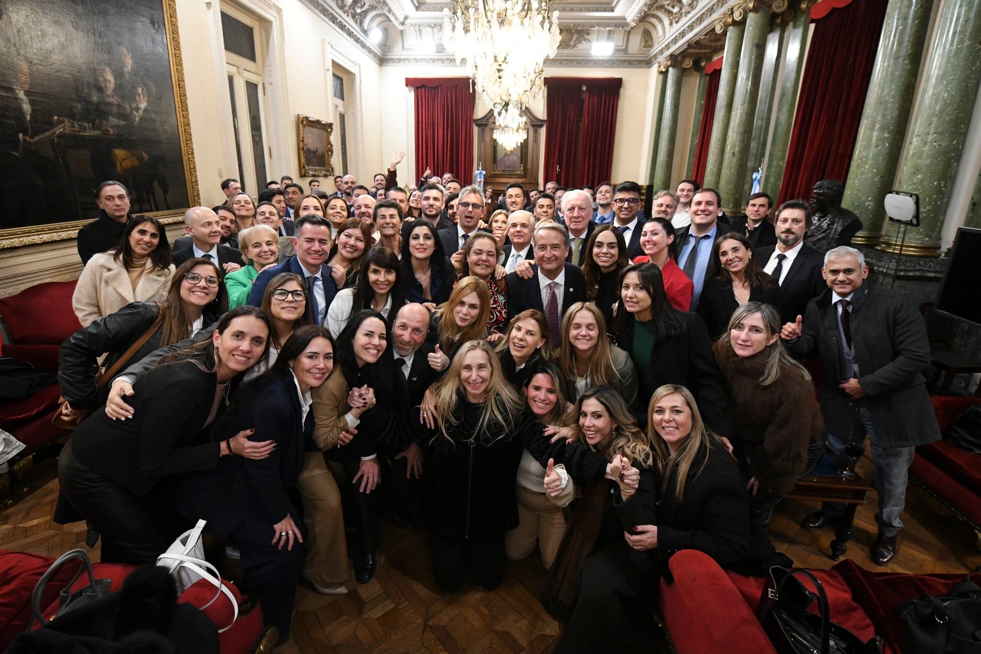 Karina Milei rodeada del bloque de diputados de La Libertad Avanza, con algunos de los presidentes provinciales partidarios