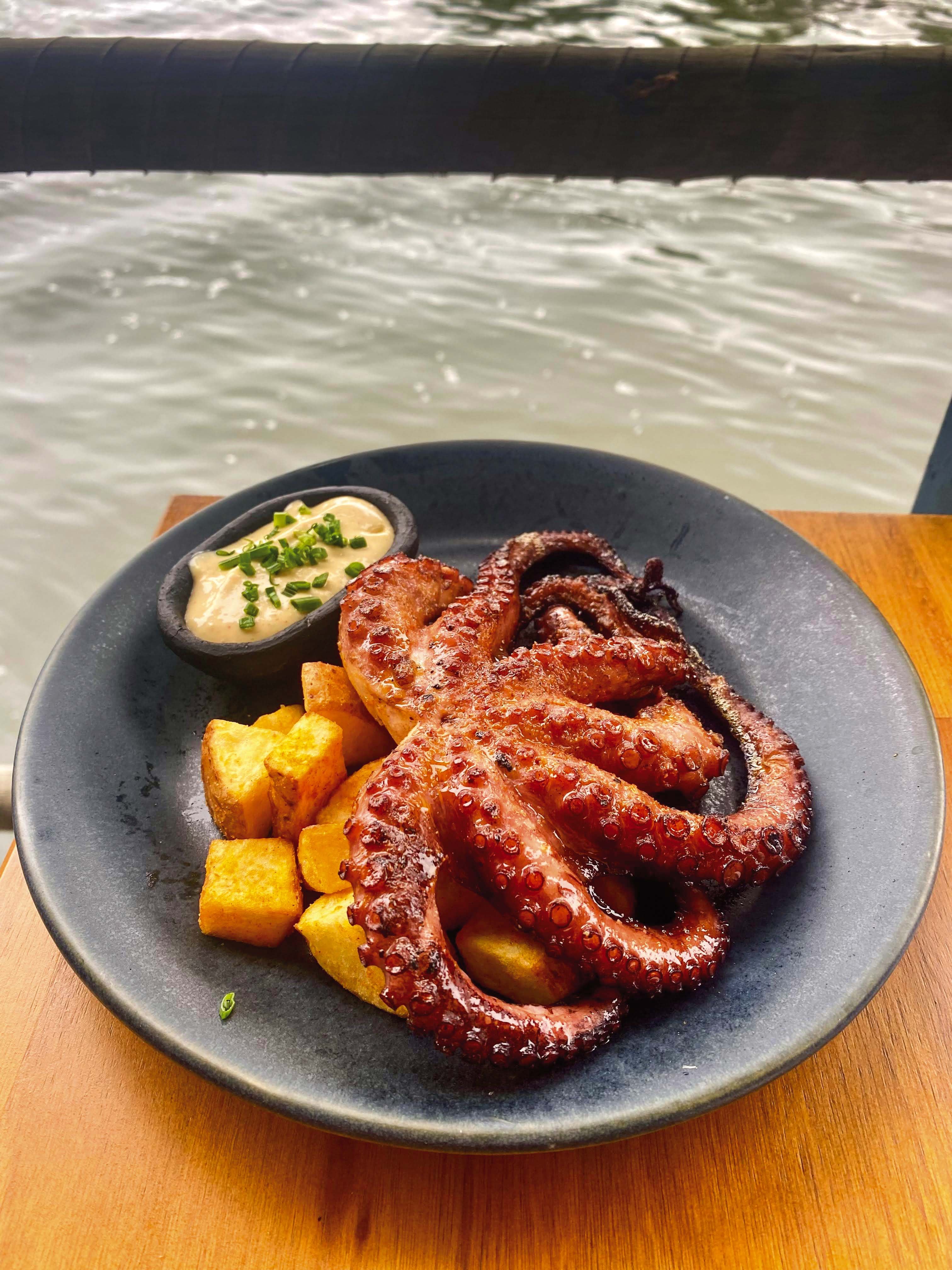Pulpo con mayonesa de kimchi, uno de los platos estrella de Ocyá